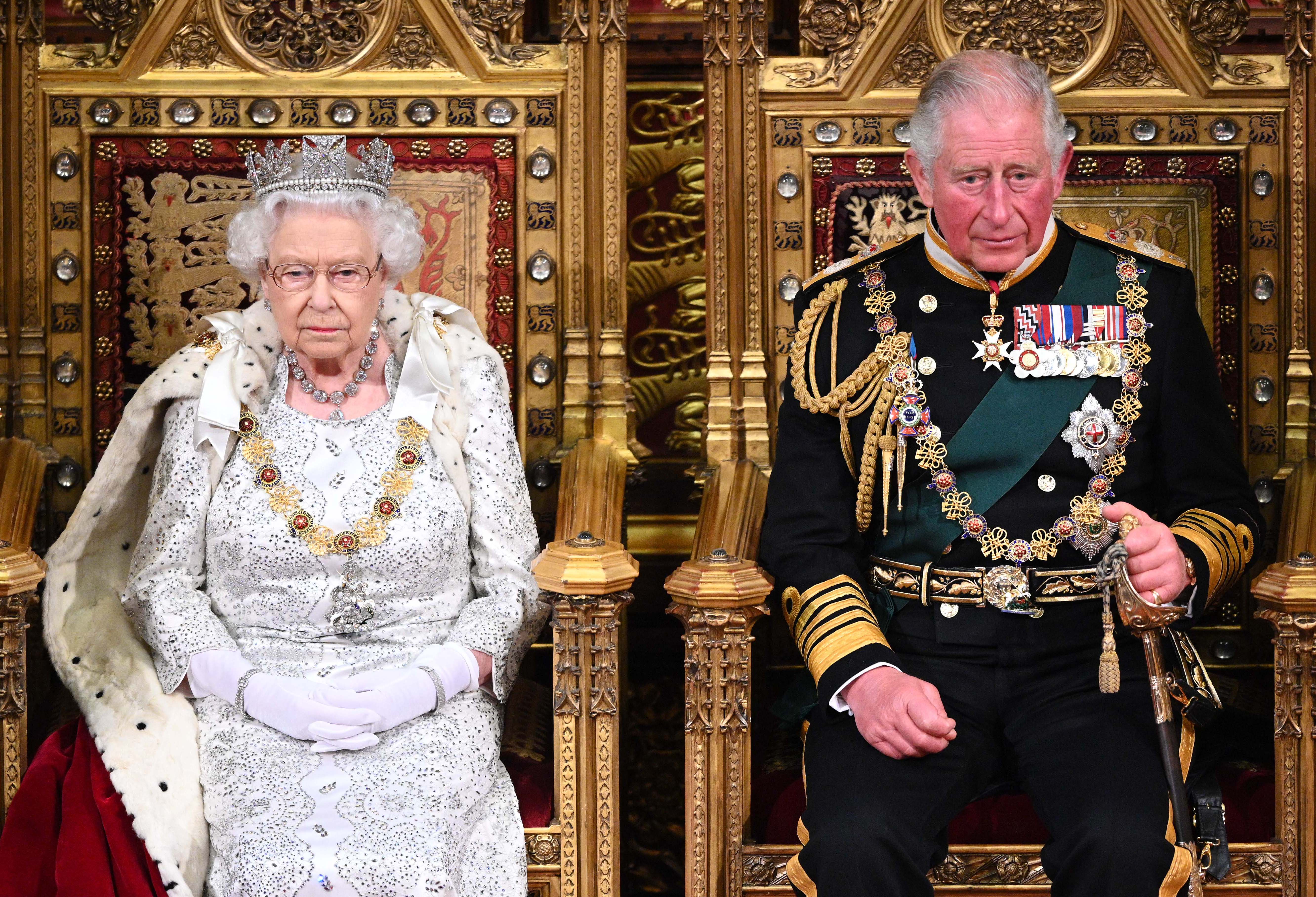 La reine Elizabeth II et le prince Charles, prince de Galles, lors de l'ouverture officielle du Parlement au palais de Westminster, le 14 octobre 2019 à Londres, en Angleterre | Source : Getty Images