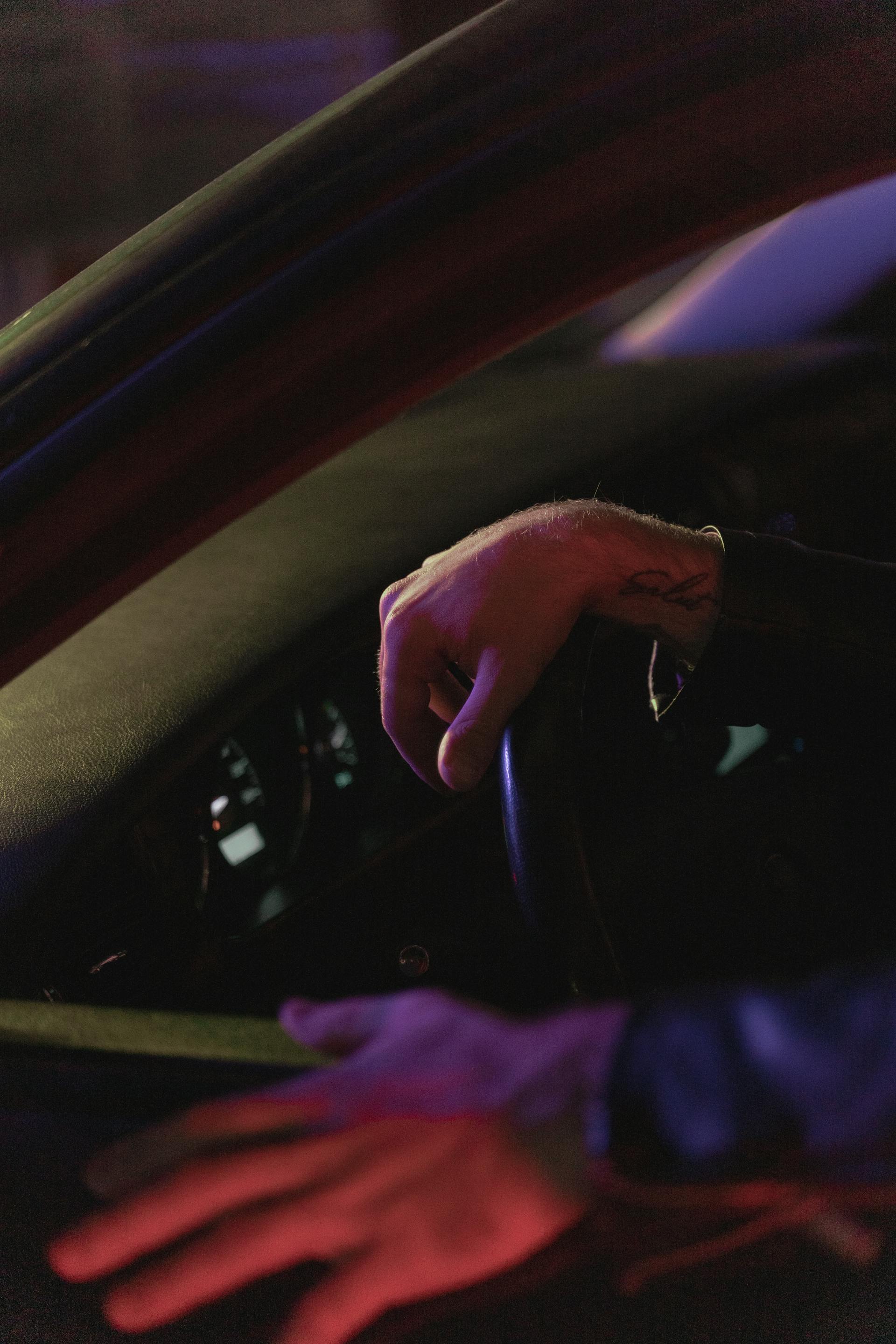 La main d'un homme sur le volant d'une voiture | Source : Pexels