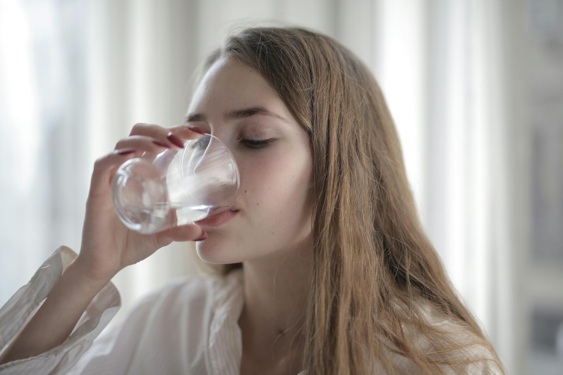 Une femme qui boit de l'eau | Source : Pexels