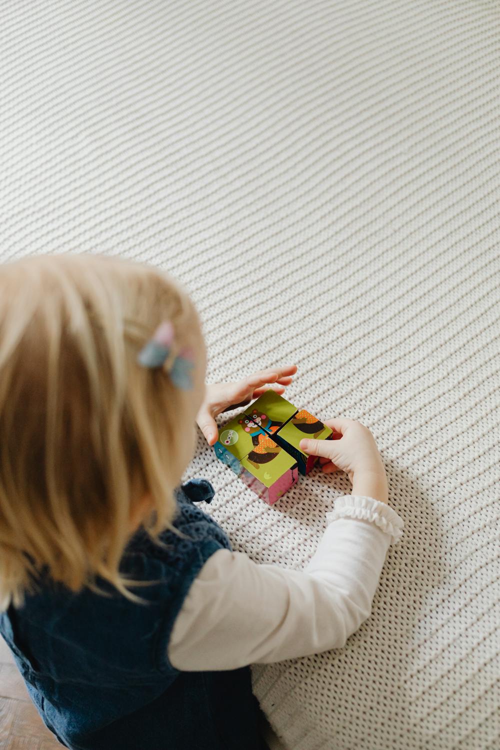 Une fille qui joue avec des blocs de construction | Source : Pexels