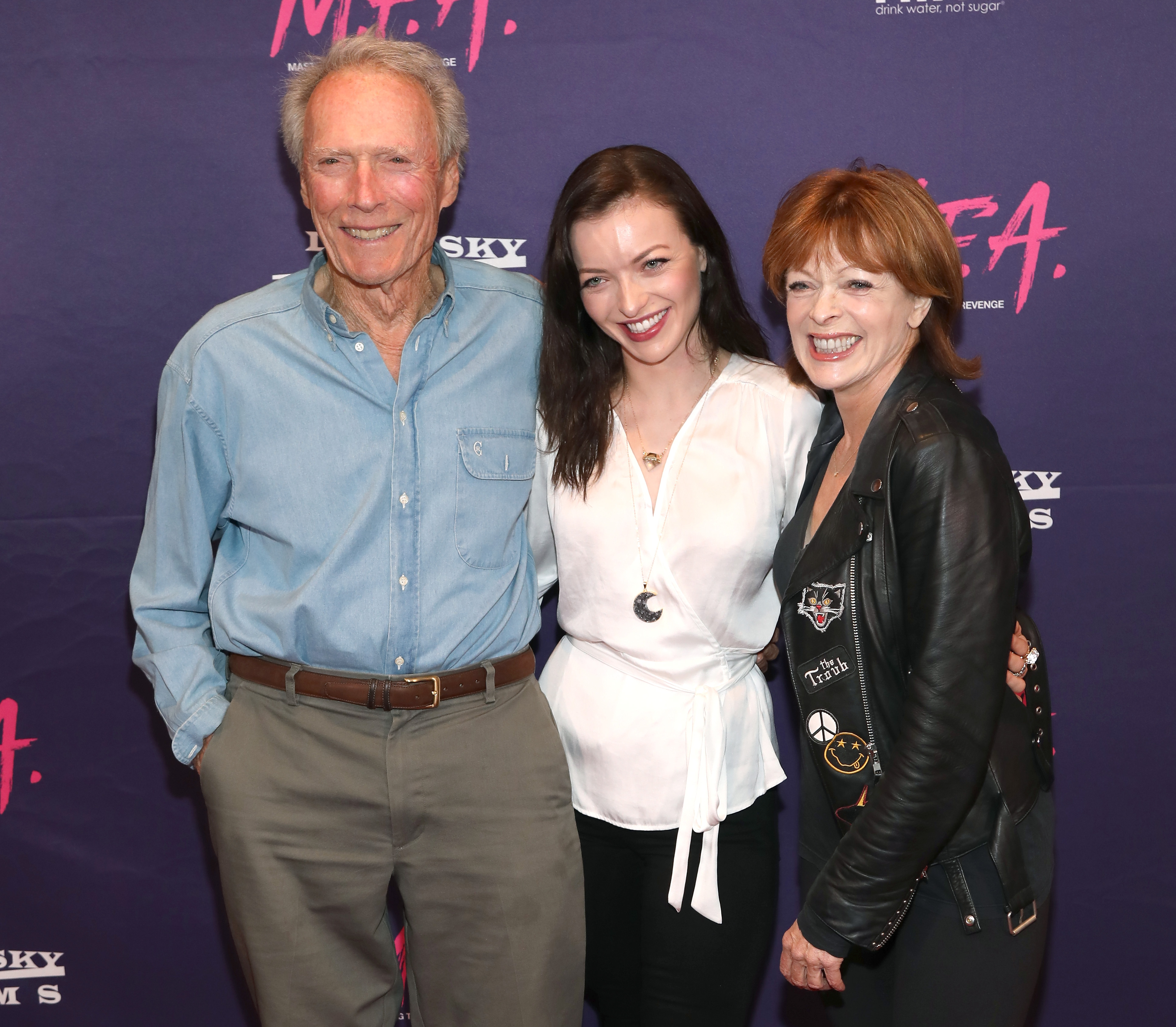 Clint Eastwood, Francesca Eastwood et Frances Fisher assistent à la première de "M.F.A." de Dark Sky Films à West Hollywood, en Californie, le 2 octobre 2017. | Source : Getty Images