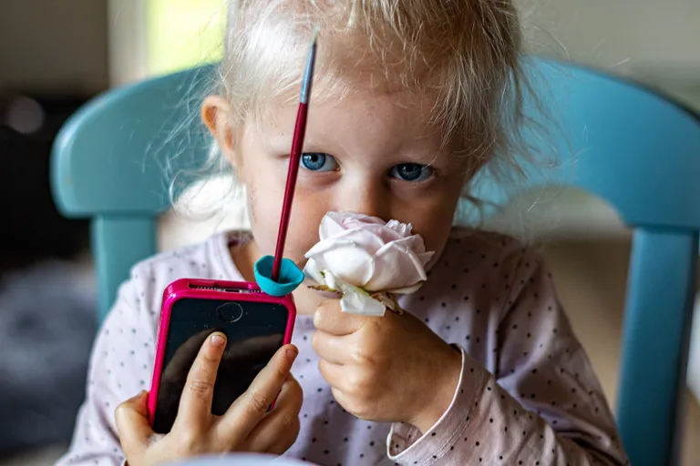 Une petite fille tenant un téléphone. | Source : Pixabay