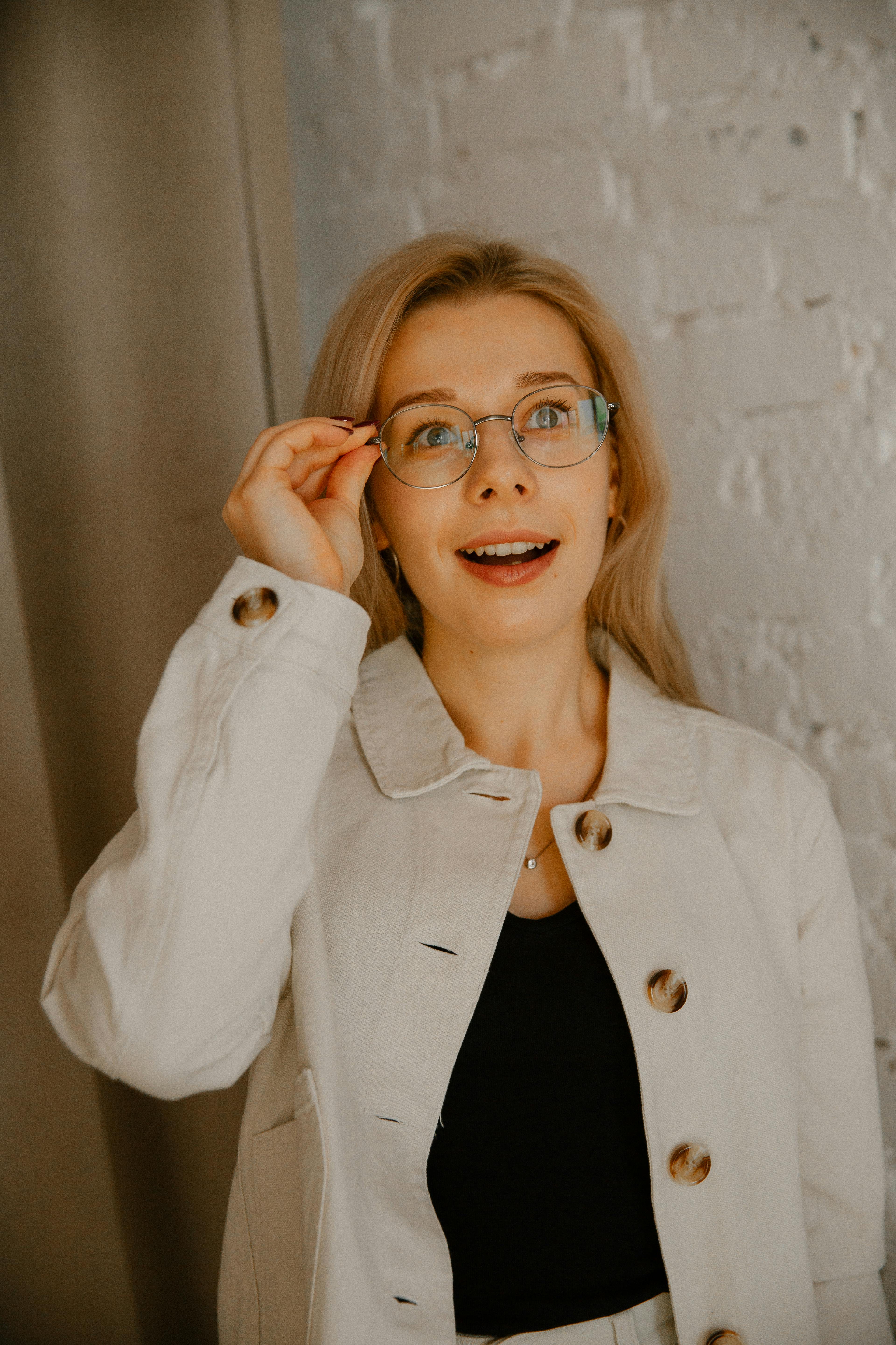 Une femme souriante avec des lunettes | Source : Pexels