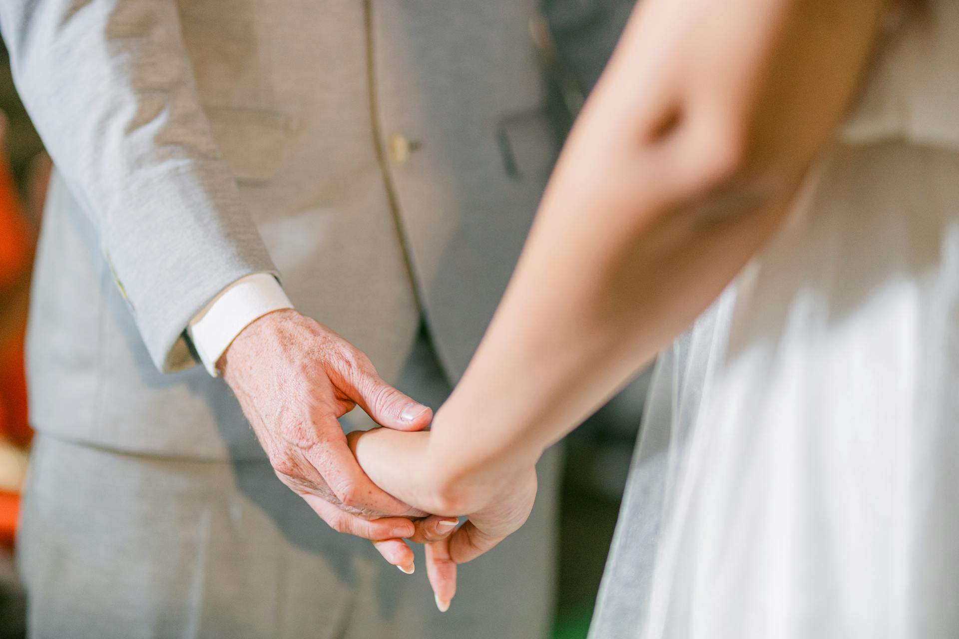 Un couple se tenant par la main | Source : Pexels