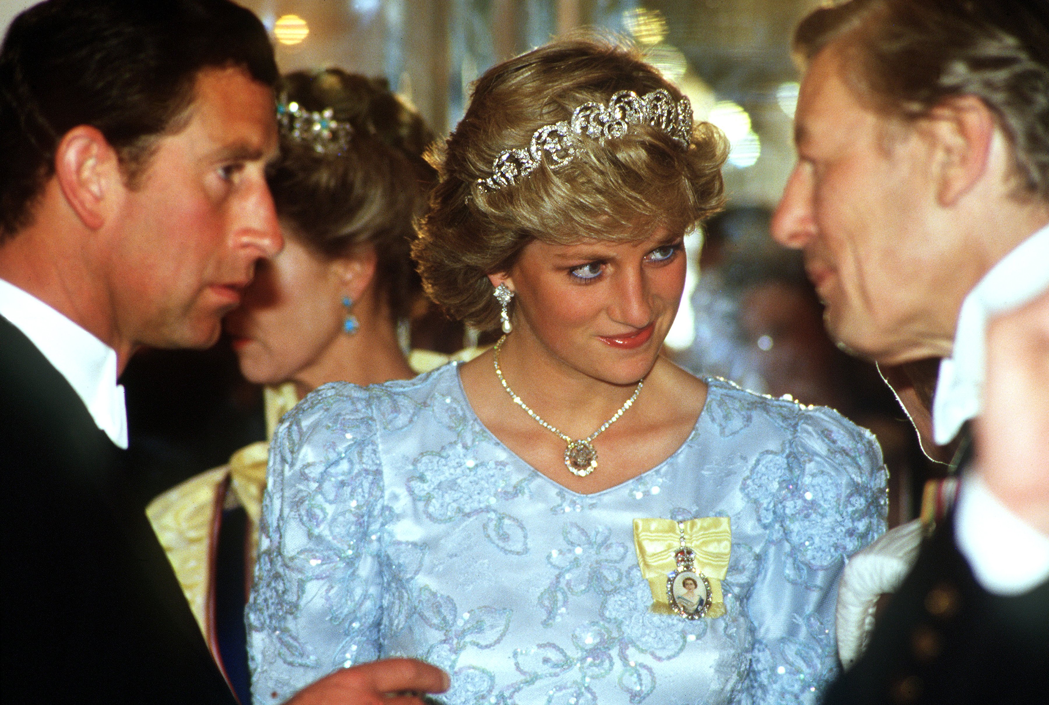 La princesse Diana et le prince Charles assistent à un banquet d'État organisé par le roi du Maroc à l'hôtel Claridges, à Londres, en 1987 | Source : Getty Images