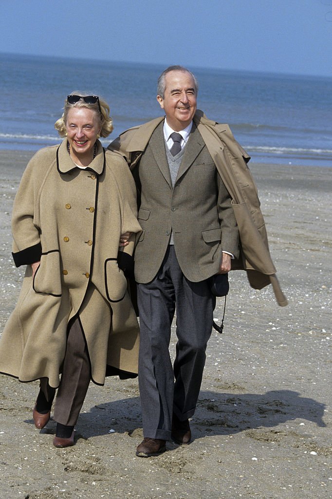 Edouard BALLADUR et son épouse Josée BALLADUR se promenant sur la plage. | Photo : Getty Images