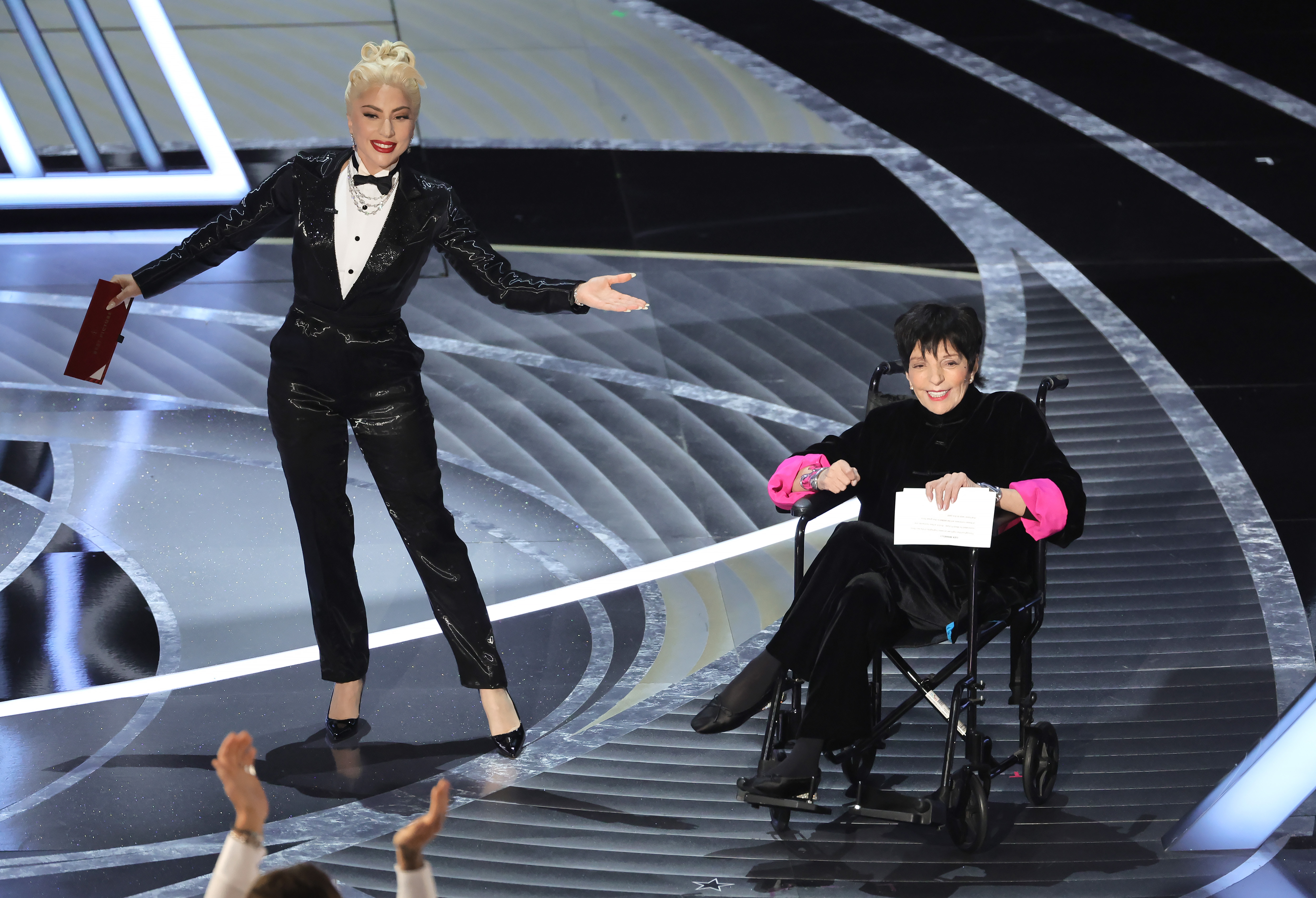 Lady Gaga et Liza Minnelli sur scène lors de la 94e cérémonie annuelle des Oscars au Dolby Theatre, le 27 mars 2022, à Hollywood, en Californie. | Source : Getty Images