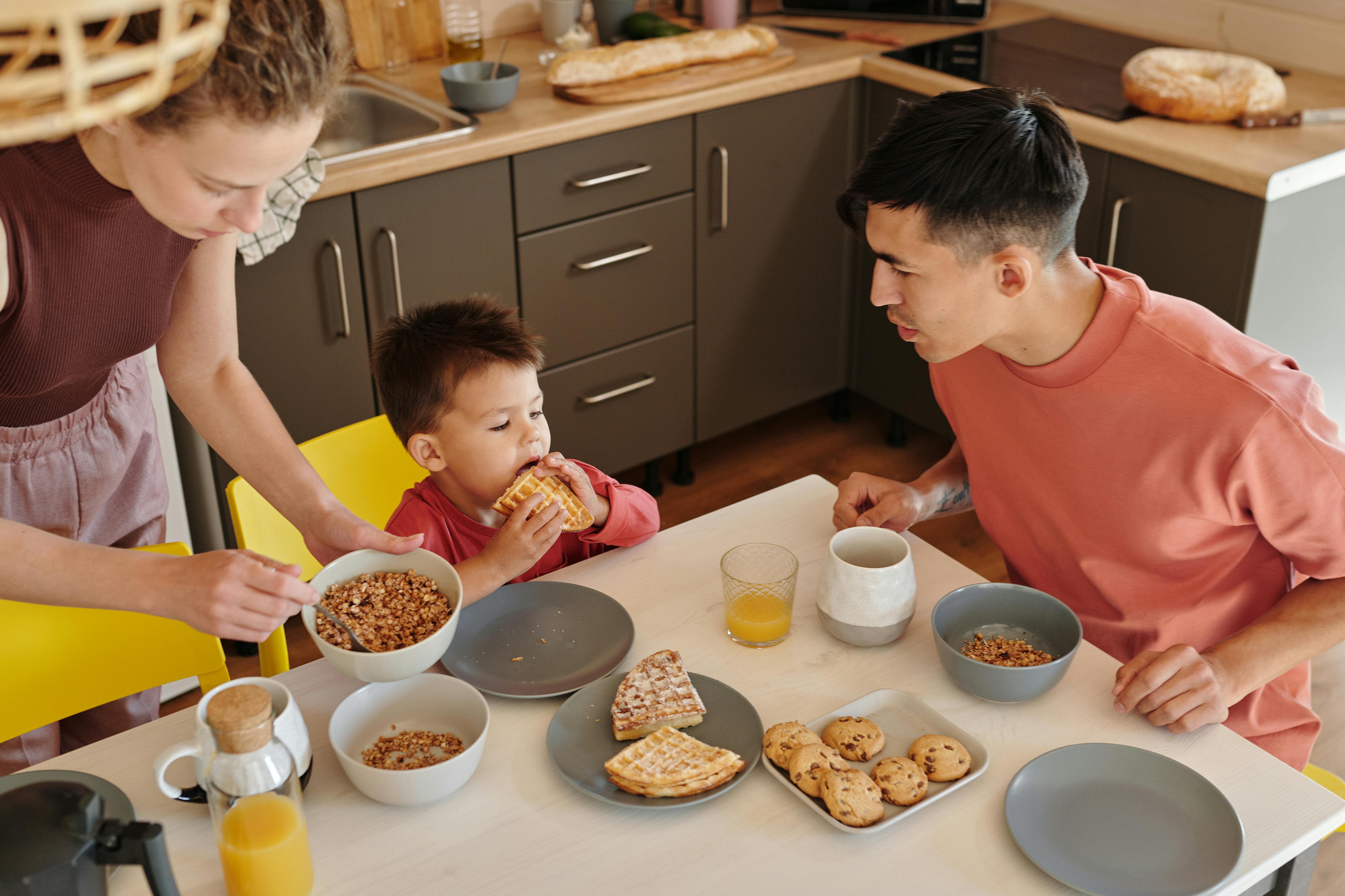 Une famille qui prend son petit déjeuner ensemble | Source : Pexels