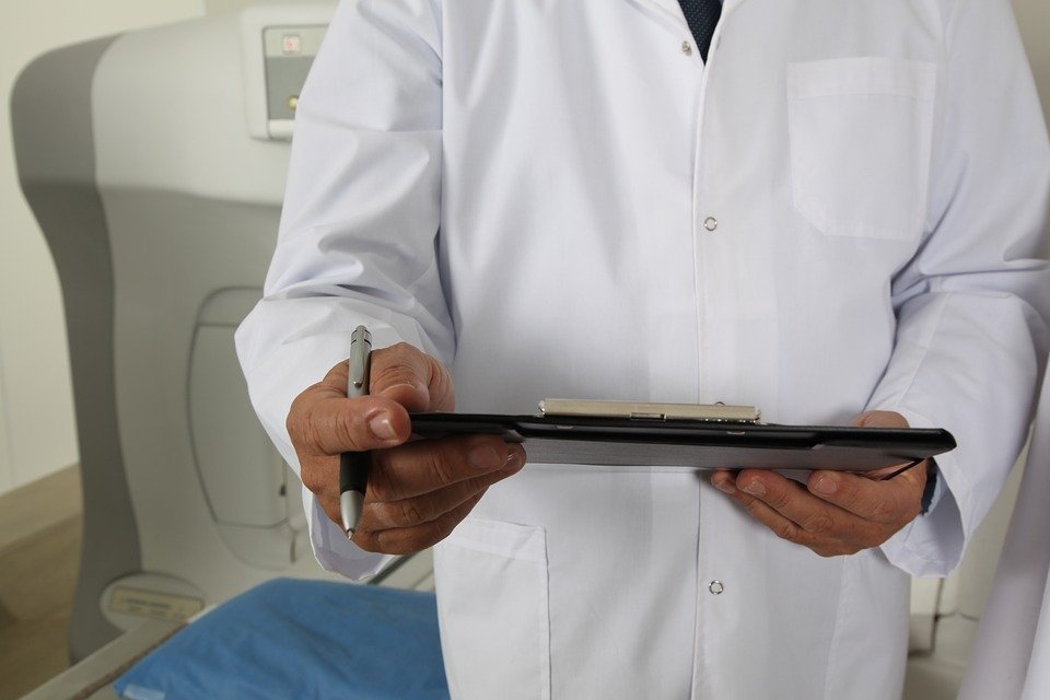 Un médecin avec une fiche en main. | Image : Pixabay