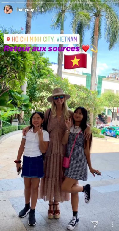 Jade et Joy Hallyday tout sourire en compagnie de leur mère Laeticia à Ho Chi Minh, Vietnam | Instagram story/lhallyday