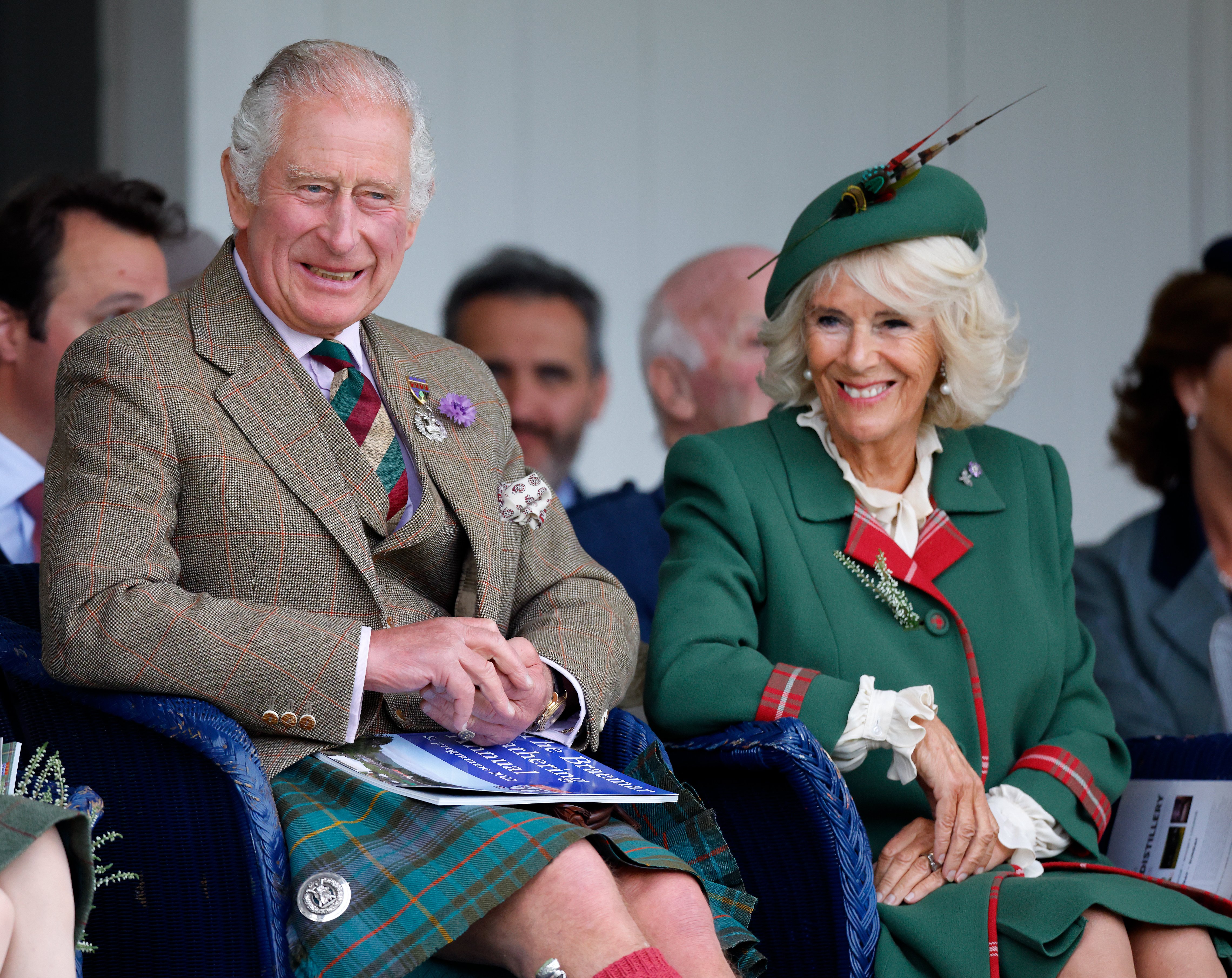 Le roi Charleslll et la reine consort Camilla, duchesse de Cornouailles, lors du Braemar Highland Gathering au parc commémoratif de la princesse royale et du duc de Fife, le 3 septembre 2022 à Braemar, en Écosse. | Source : Getty Images