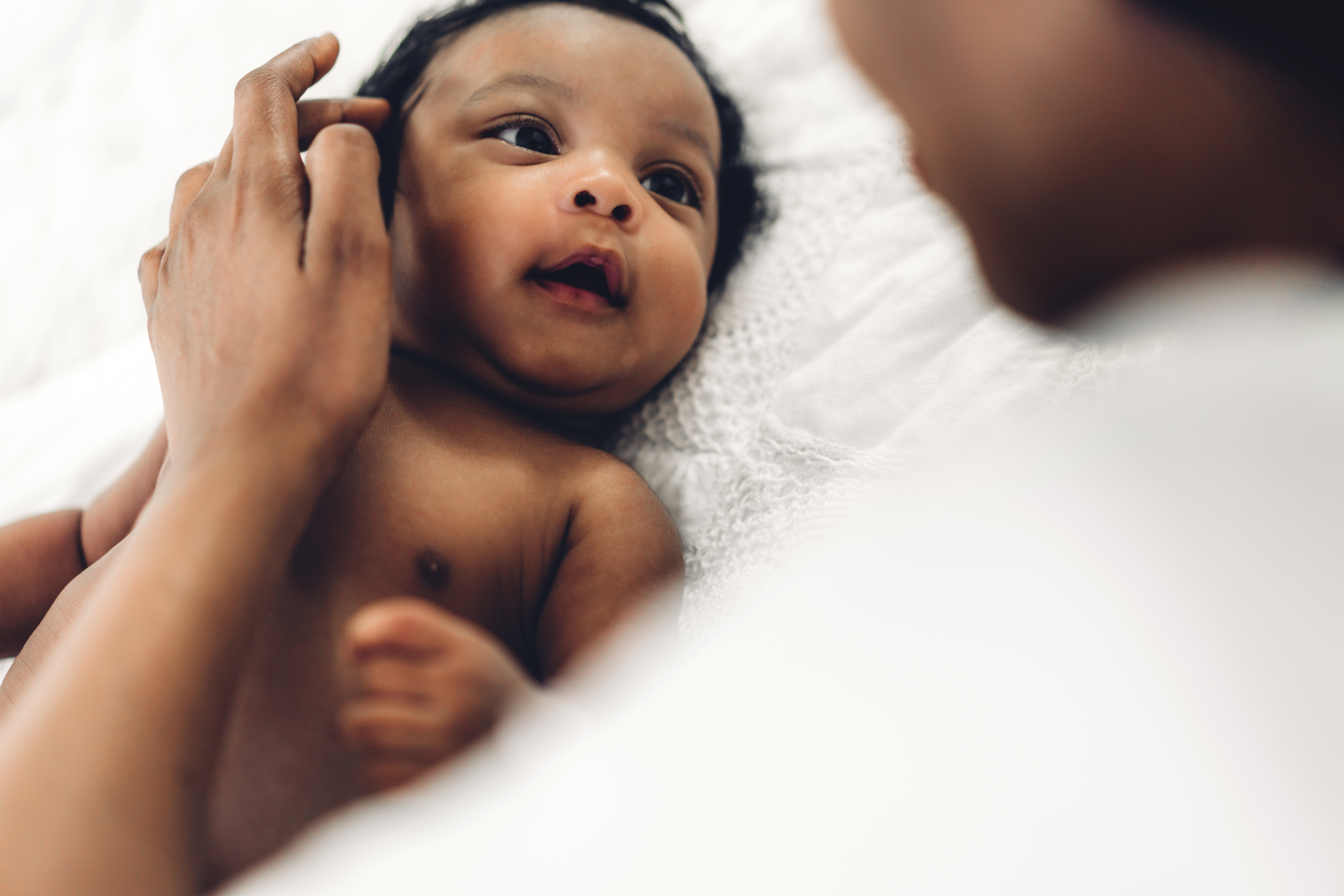Une femme caresse le visage d'un nouveau-né | Source : Shutterstock