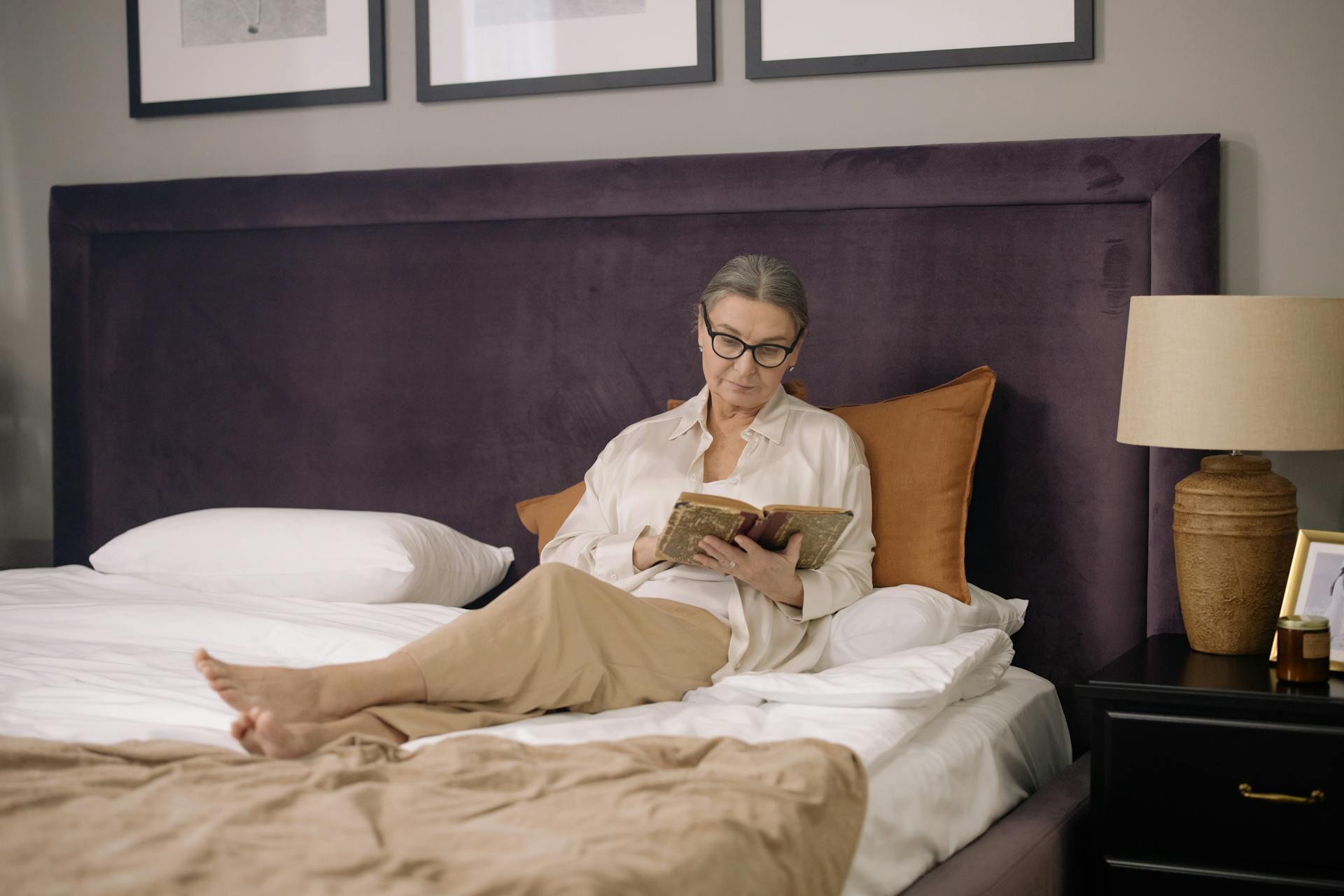 Une femme âgée qui lit dans son lit | Source : Pexels