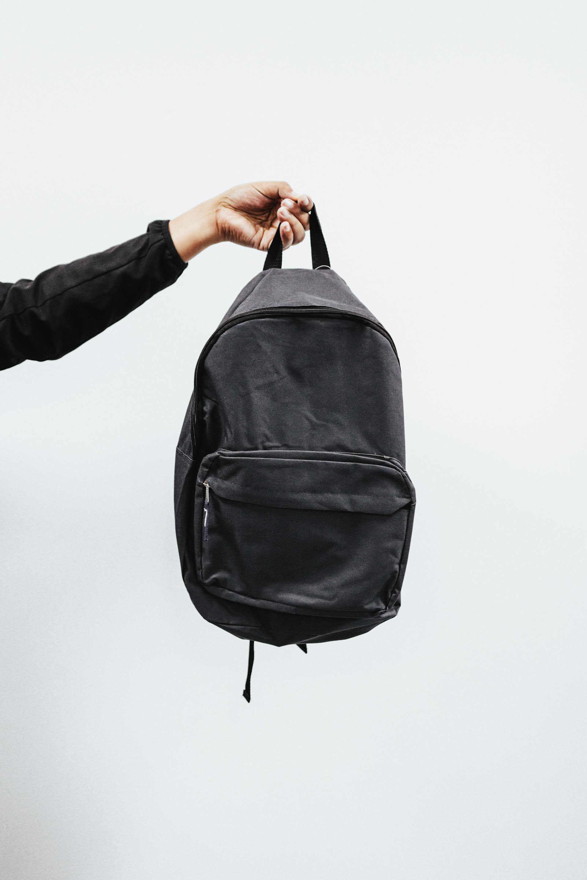 Une personne tenant un sac à dos noir | Source : Pexels