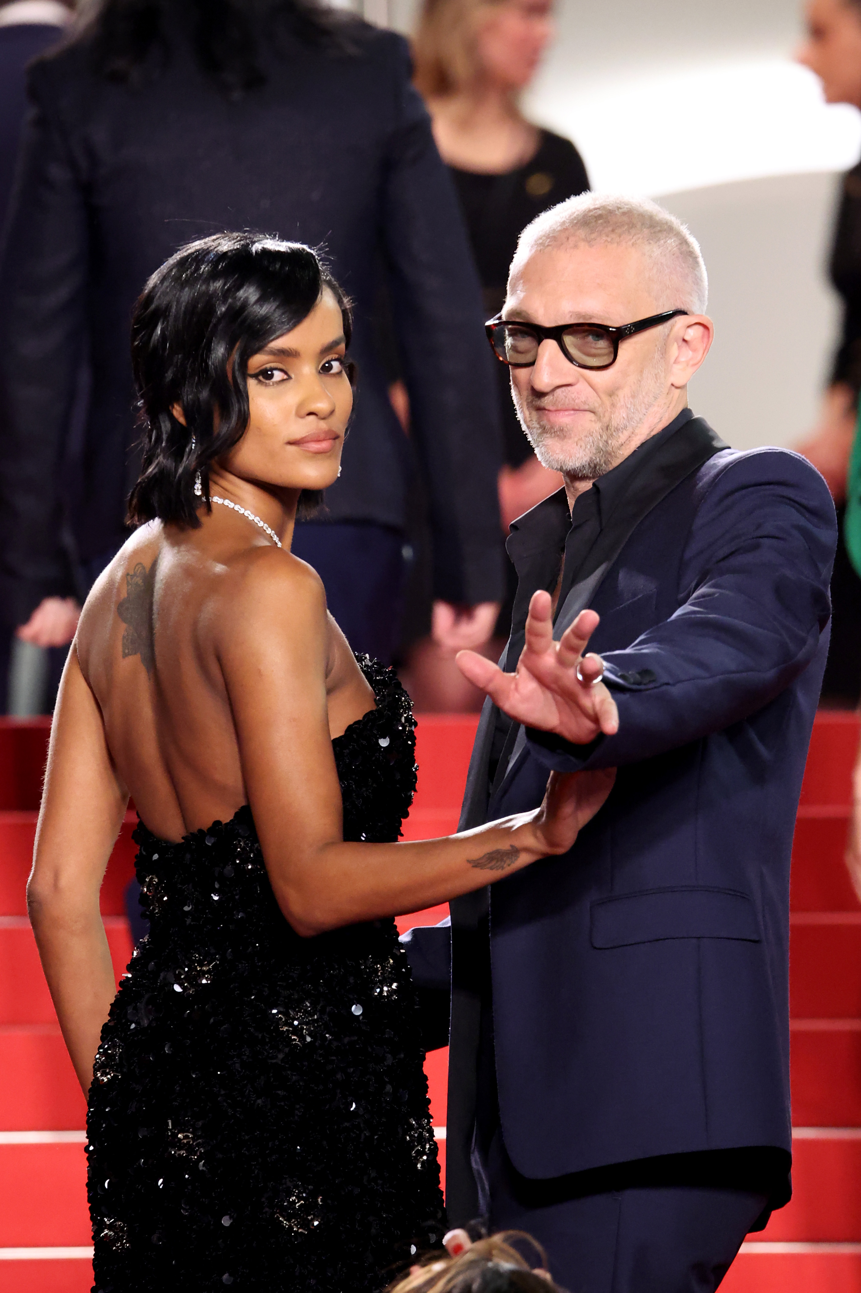Narah Baptista et Vincent Cassel sur le tapis rouge de "Parthenope" lors du 77ème Festival de Cannes le 21 mai 2024, en France. | Source : Getty Images