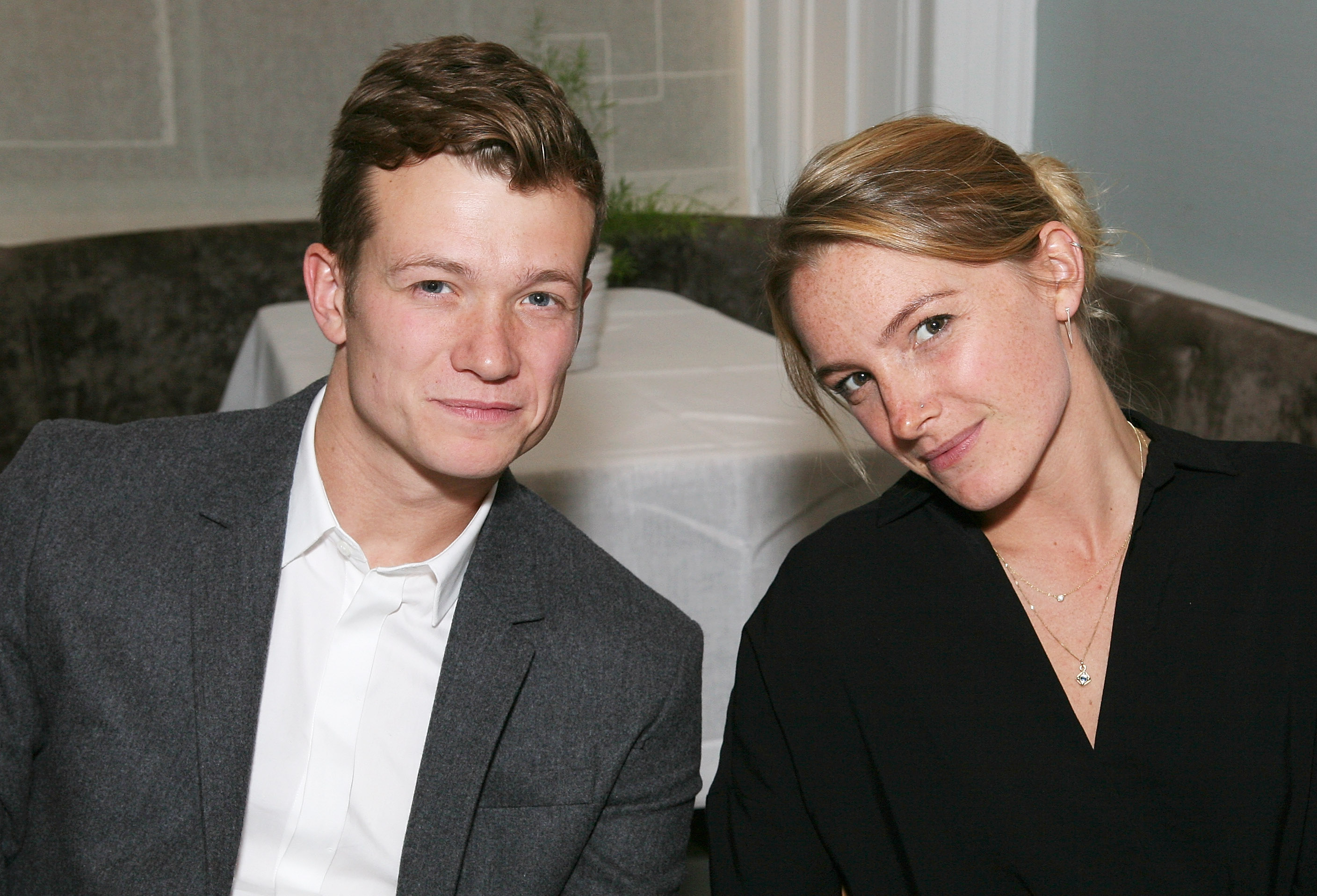 Ed Speleers et Asia Macey lors du COS Dinner At Spring at Spring at Somerset House le 27 octobre 2015 à Londres, Angleterre. | Source : Getty Images