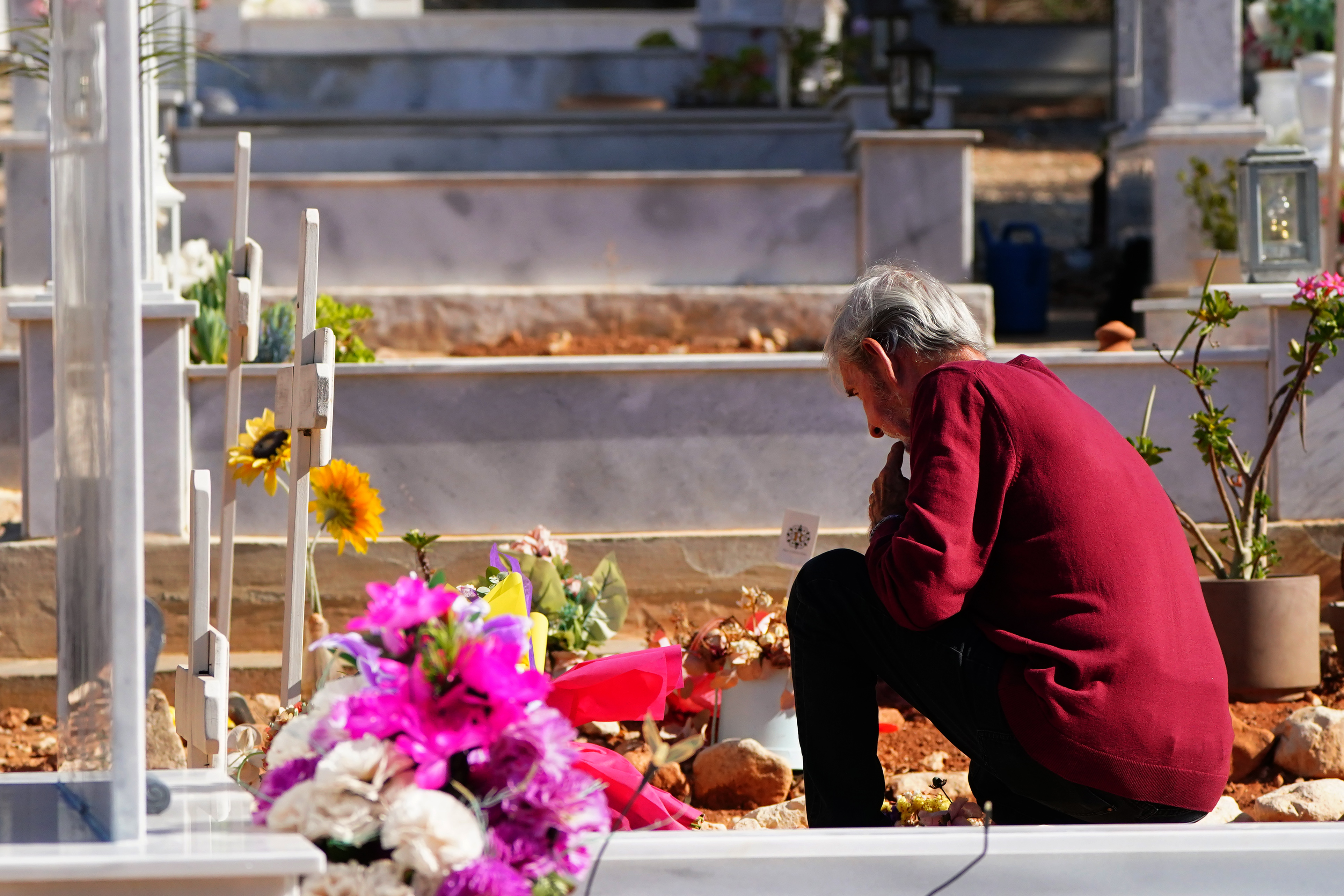 David Hunter assis près de la tombe de sa femme le 1er août 2023 | Source : Getty Images