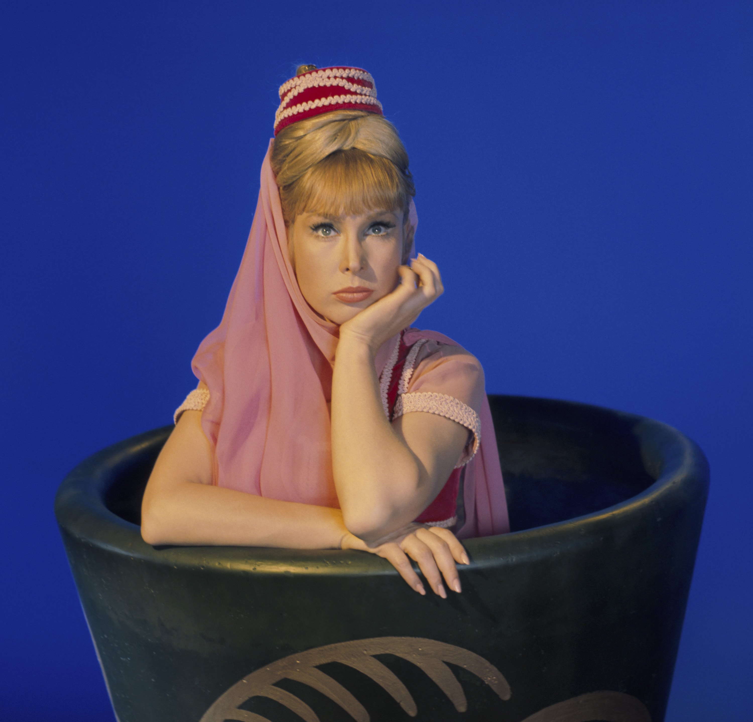 Barbara Eden dans le rôle de Jeannie sur le plateau de tournage de "Jinny de mes rêves", vers 1967. | Source : Getty Images