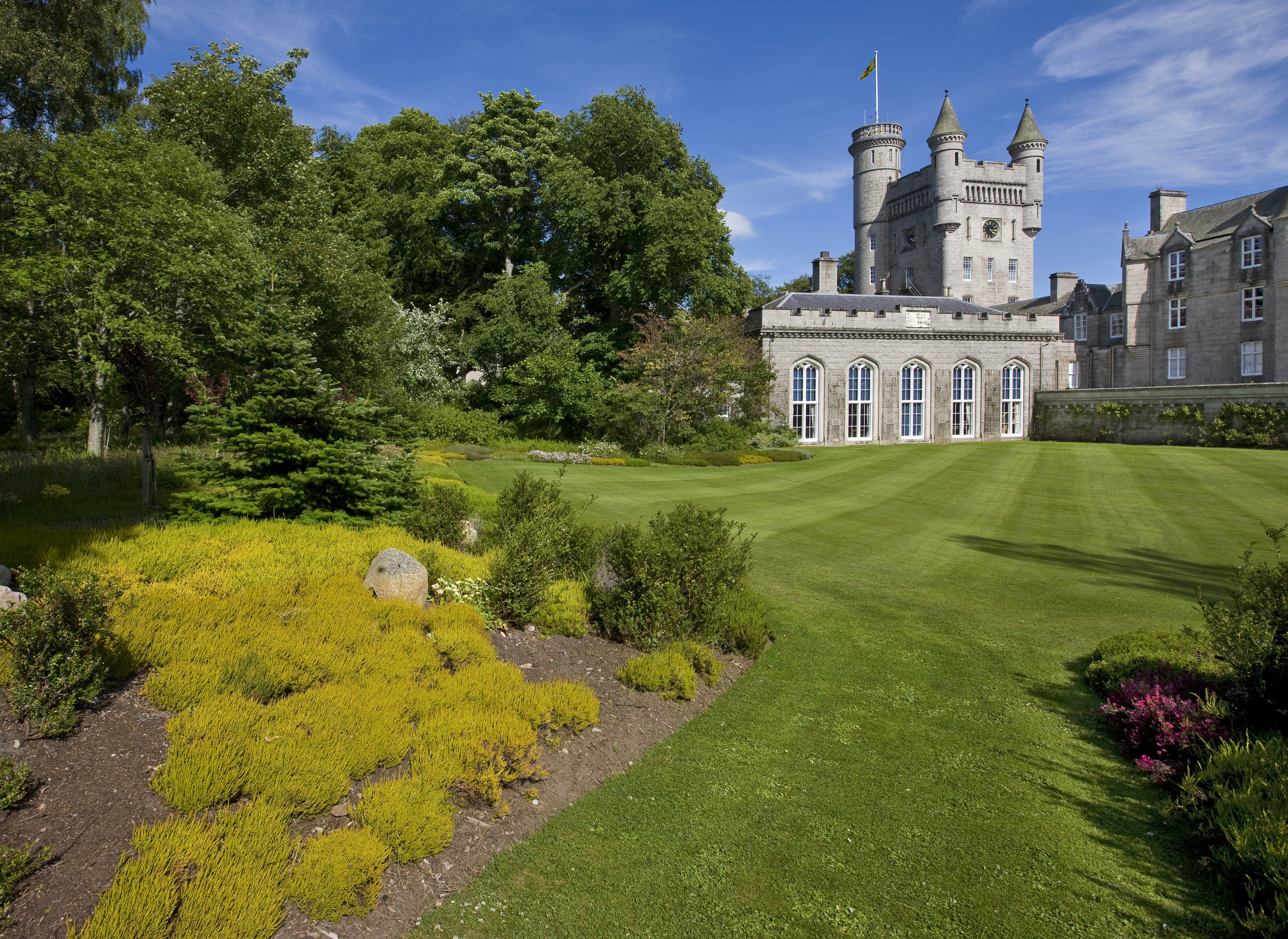Le château de Balmoral depuis la roseraie, résidence de la famille royale britannique, Royal Deeside, Aberdeenshire, Écosse, Royaume-Uni. | Source : Getty Images