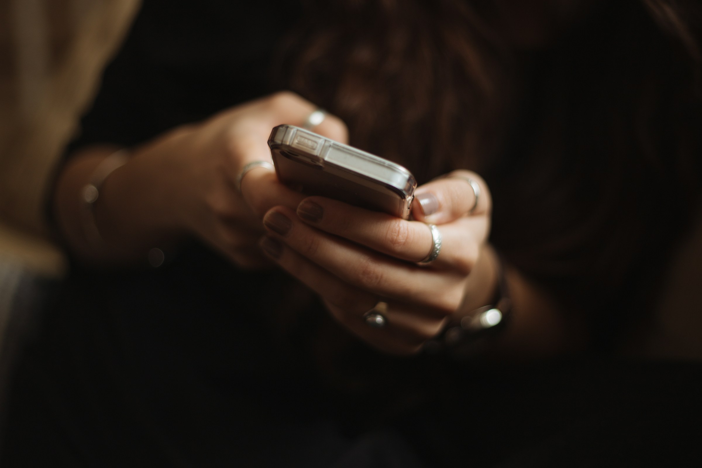 Une femme utilisant son téléphone | Source : Unsplash