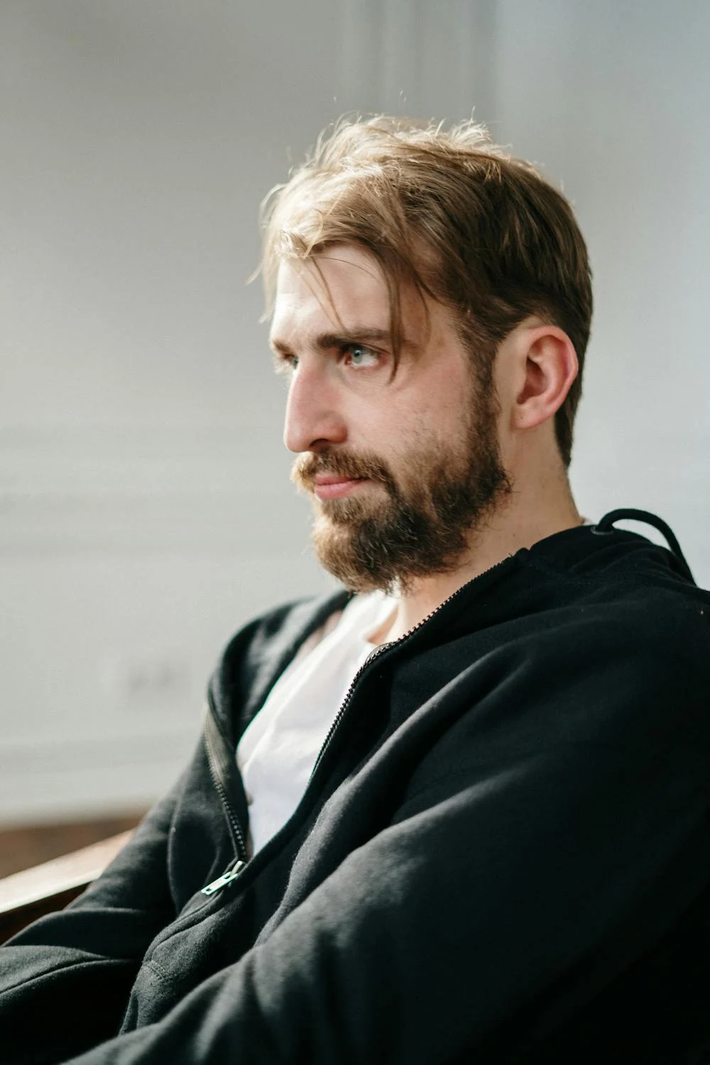 A desolate man looking up ⏐ Source: Pexels