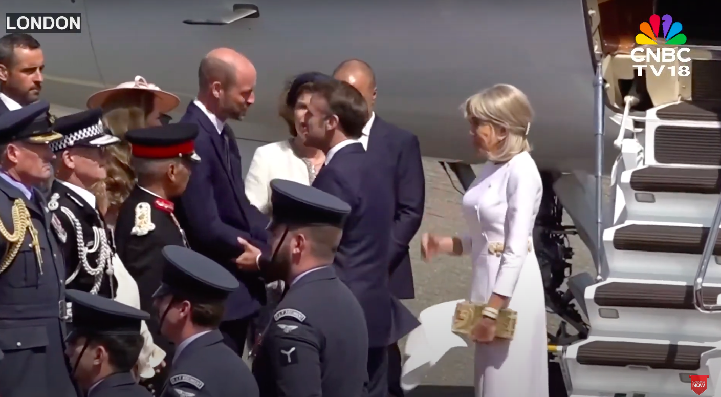 Le prince de Galles et Emmanuel Macron se serrant la main alors que Brigitte Macron et d'autres personnes les entourent, posté le 8 juillet 2025. | Source : YouTube/CNBC-TV18