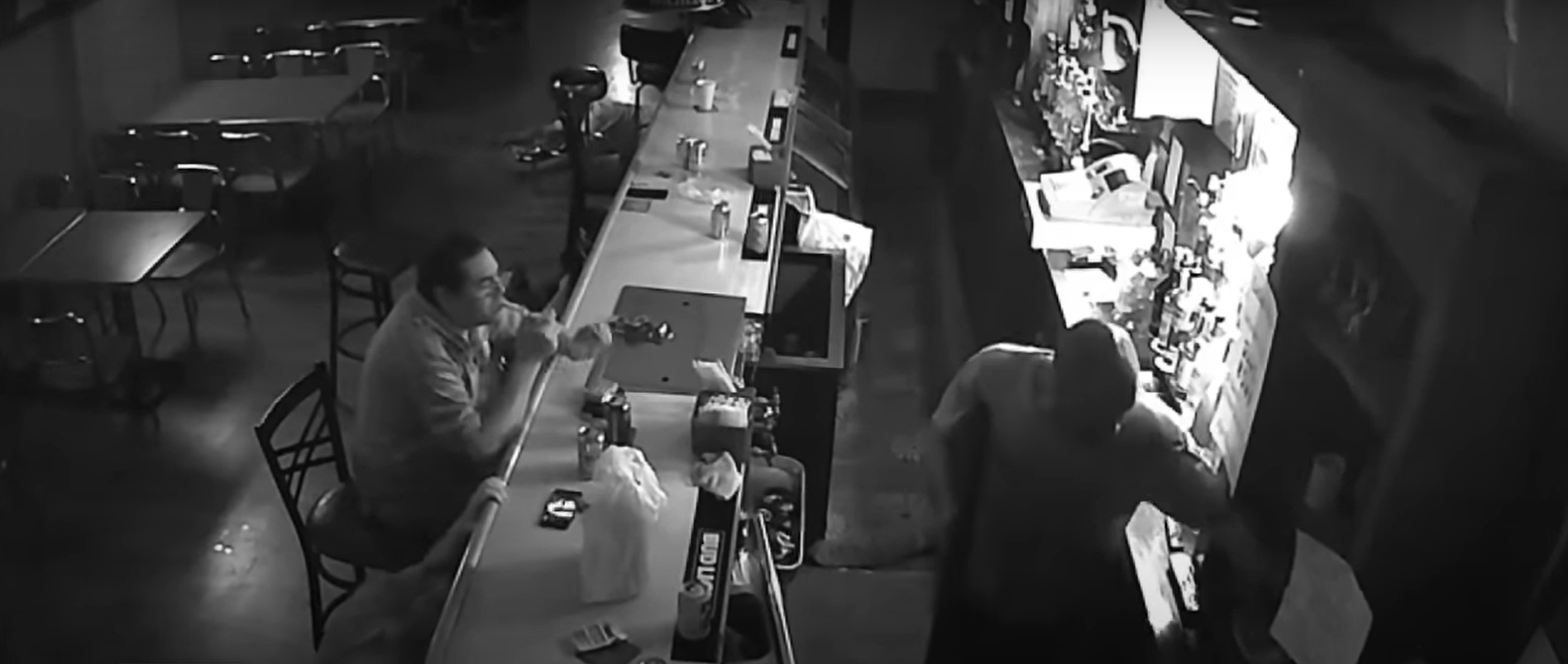 Tony Tovar allume calmement une cigarette pendant qu'un tireur braque la Behrmann's Tavern à St. Louis sur une vidéo postée le 4 avril 2021 | Source : YouTube/Inside Edition