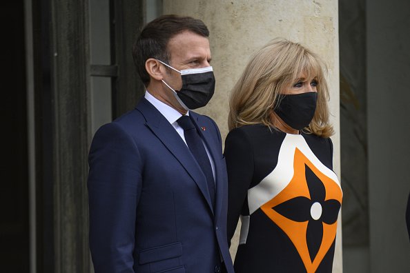 Emmanuel Macron son épouse Brigitte Macron. | Photo : Getty Images