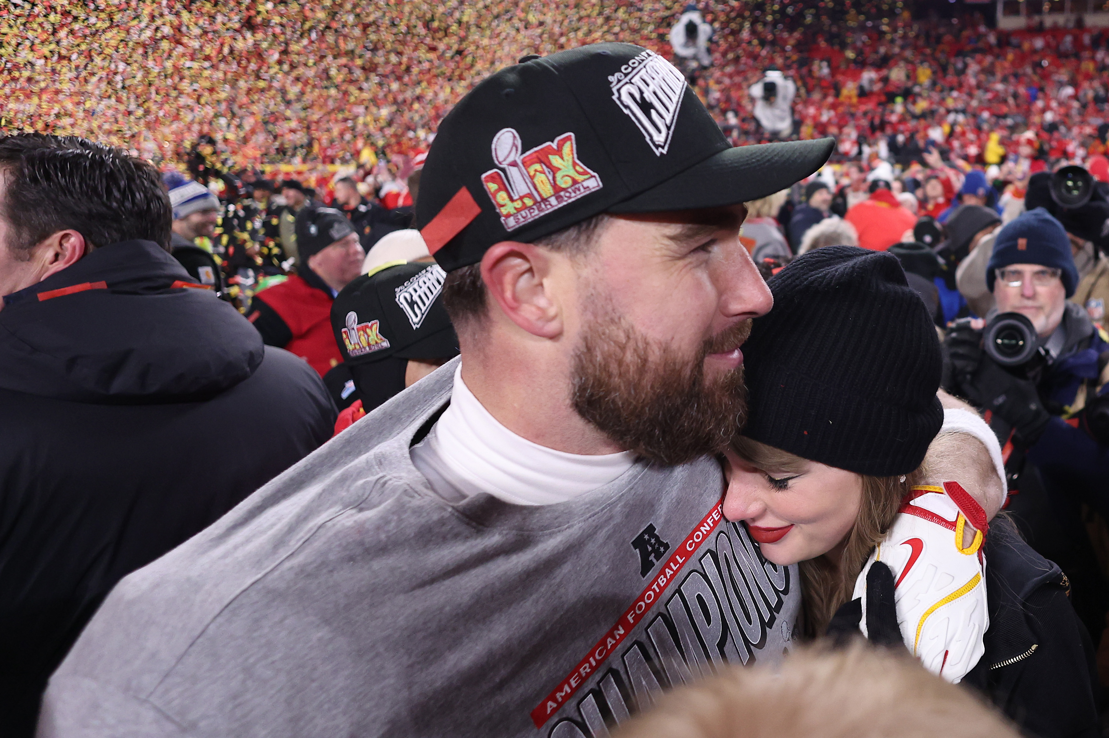 Taylor Swift célèbre avec Travis Kelce après avoir battu les Buffalo Bills 32-29 dans le AFC Championship Game au GEHA Field au Arrowhead Stadium à Kansas City, Missouri, le 26 janvier 2025 | Source : Getty Images