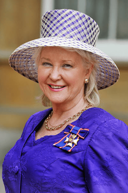 Angela Kelly porte sa médaille de l'Ordre royal de Victoria, | Source: John Stillwell - WPA Pool / Getty Images