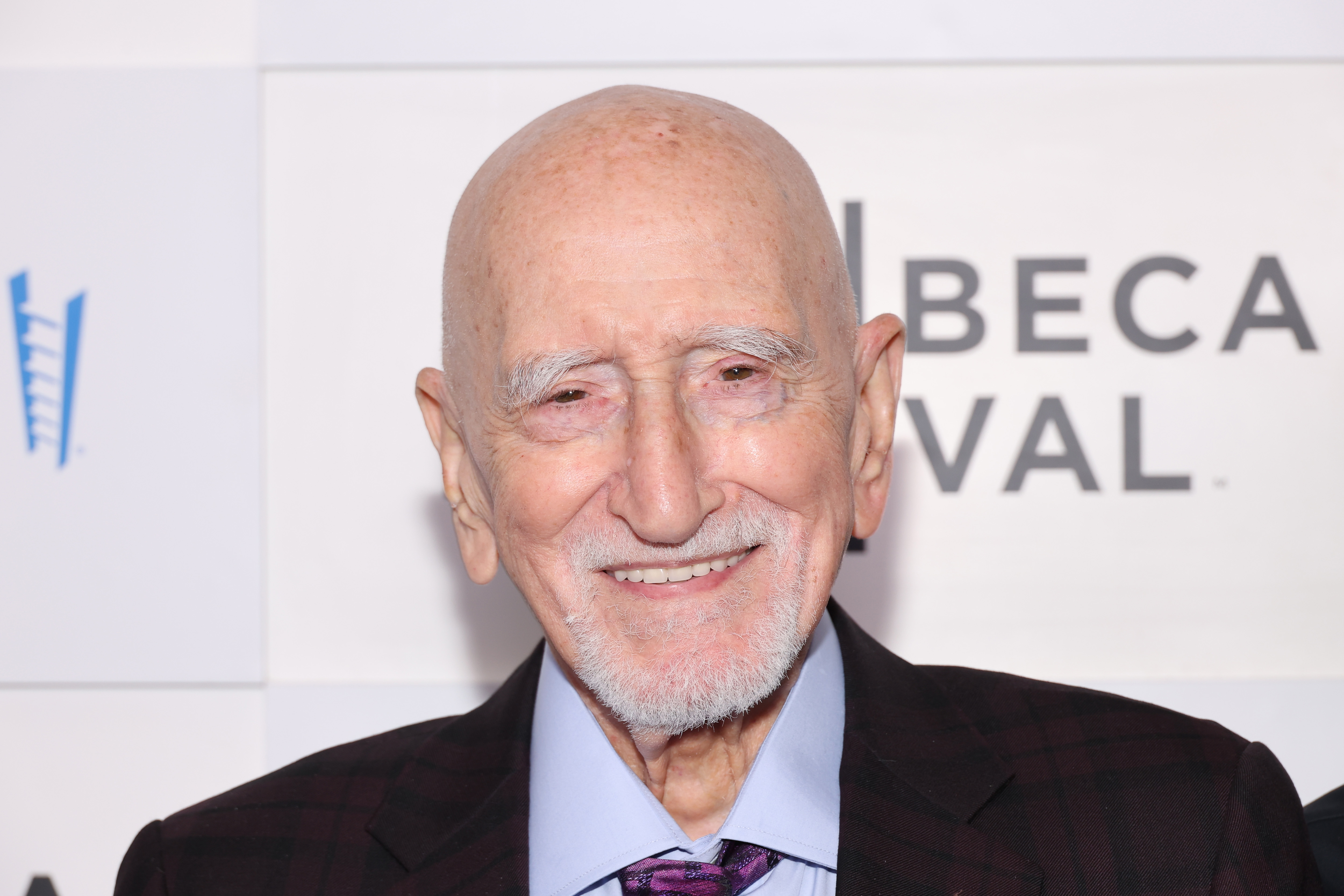 Dominic Chianese a fêté ses 95 ans en 2026. Sur cette photo, on le voit assister à