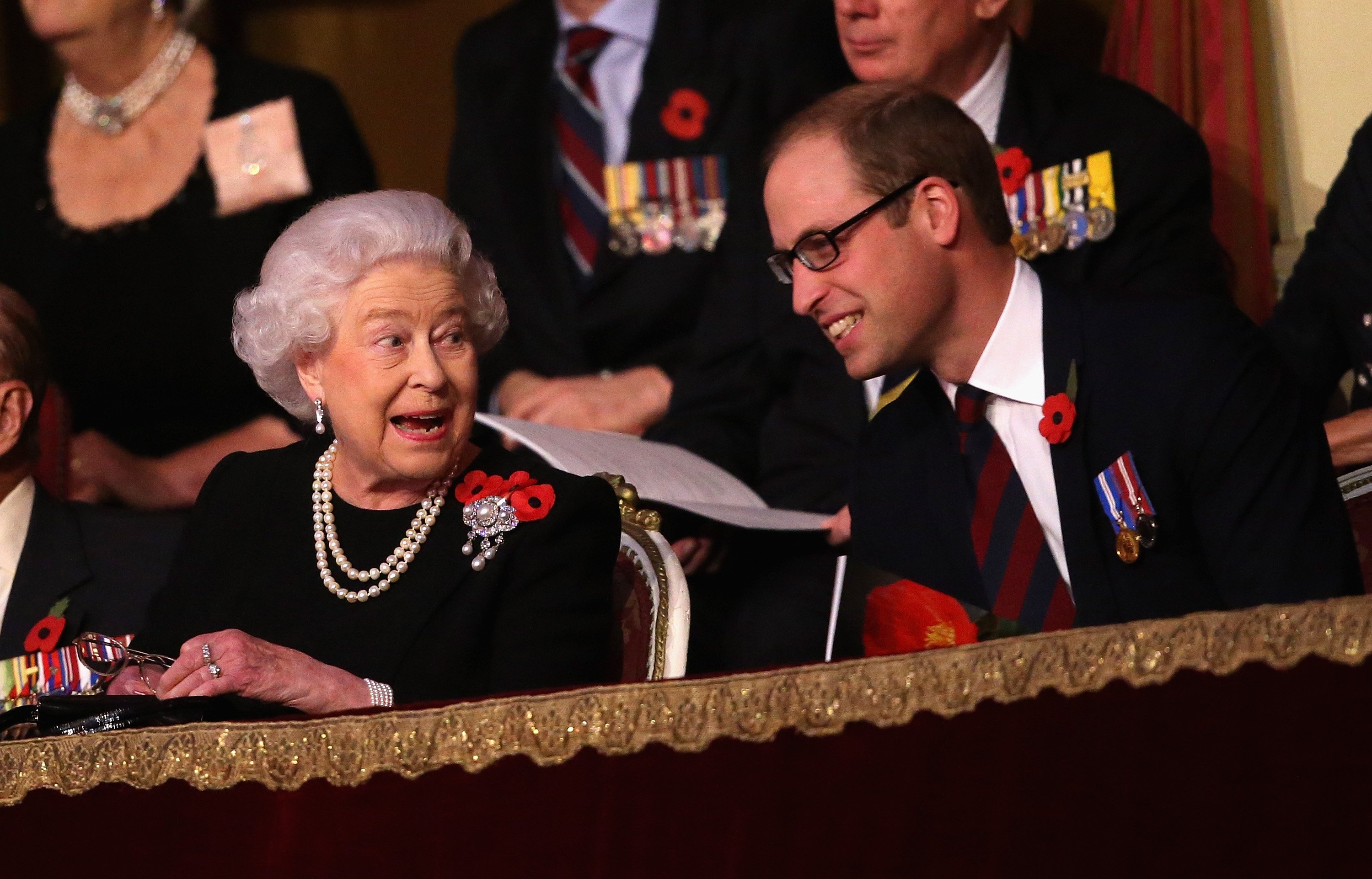 La reine Elizabeth II et le prince William photographiés dans la loge royale du Royal Albert Hall lors du festival annuel du souvenir, le 7 novembre 2015 à Londres, en Angleterre ┃Source : Getty Images