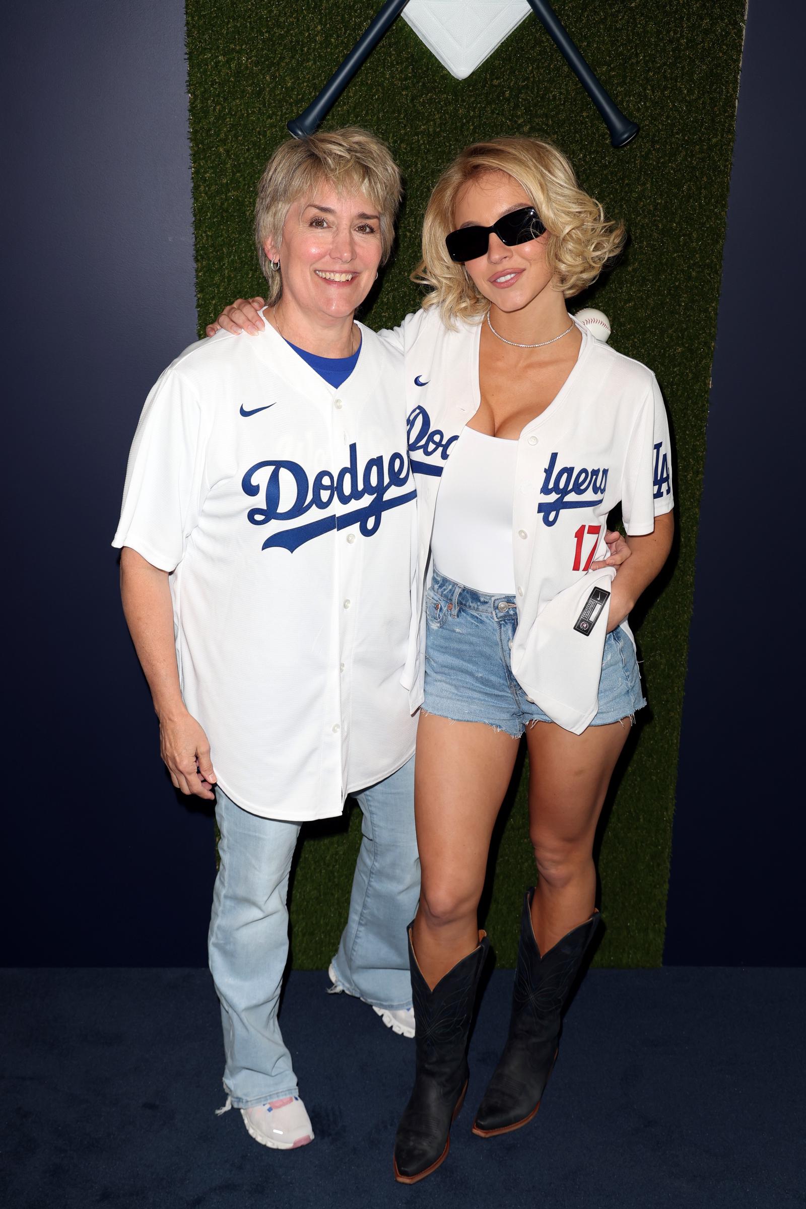 Christy Martin et Sydney Sweeney posent pour une photo avant le quatrième match de la Série mondiale 2025 présentée par Capital One entre les Blue Jays de Toronto et les Dodgers de Los Angeles au Dodger Stadium, le mardi 28 octobre 2025, à Los Angeles, en Californie. | Source : Getty Images