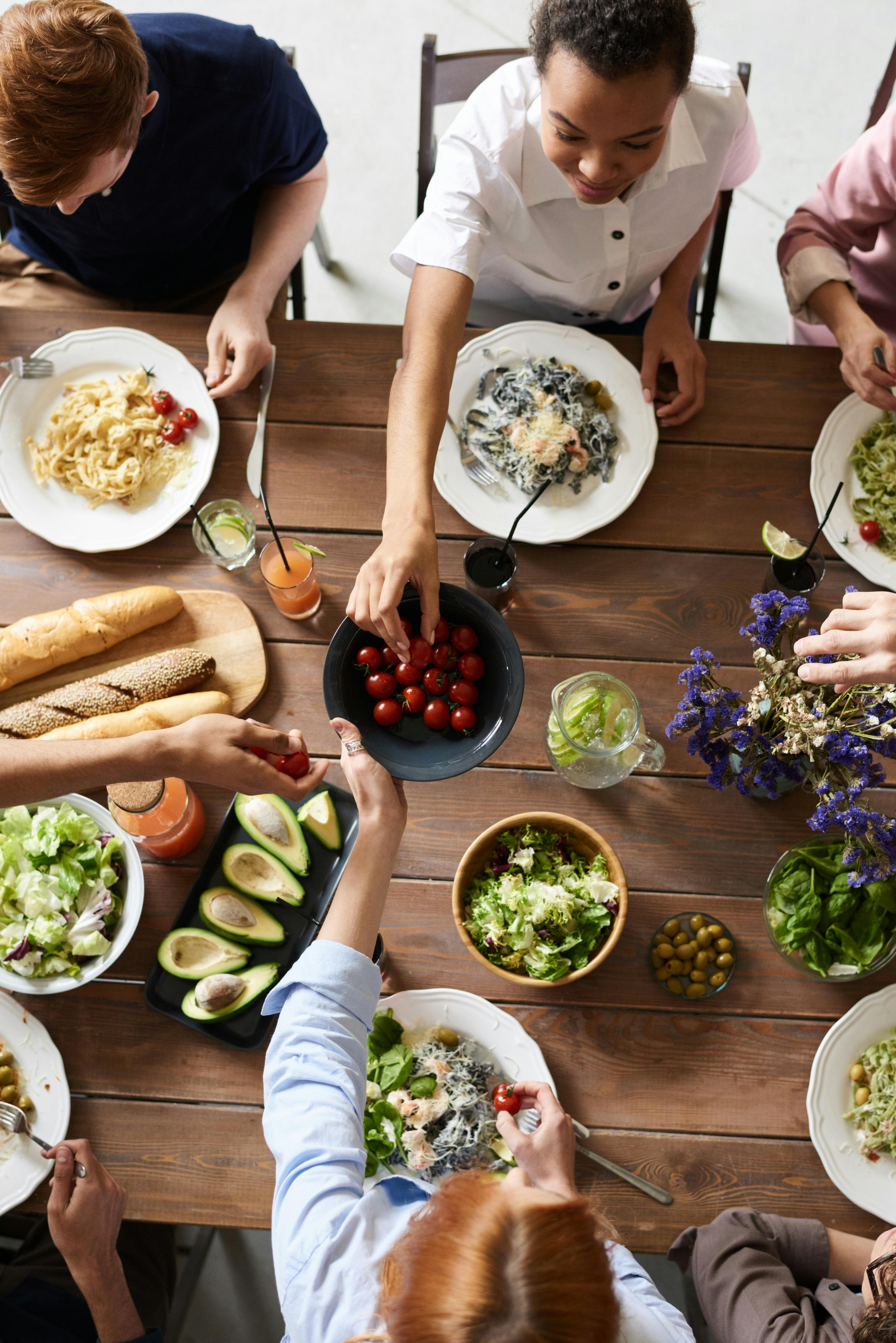 Un groupe d'amis partageant un repas | Source : Pexels