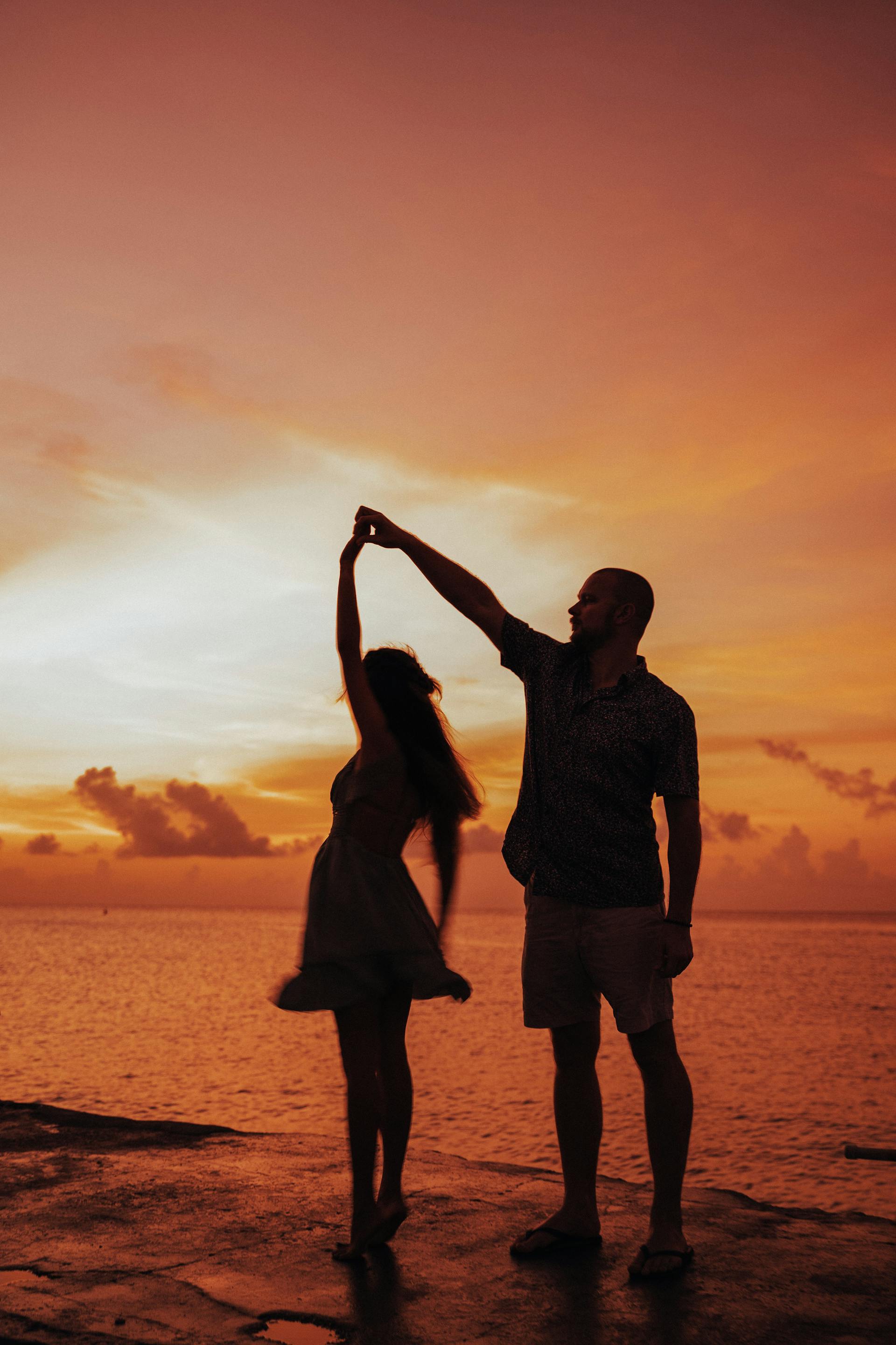 Un couple qui danse sur la plage | Source : Pexels