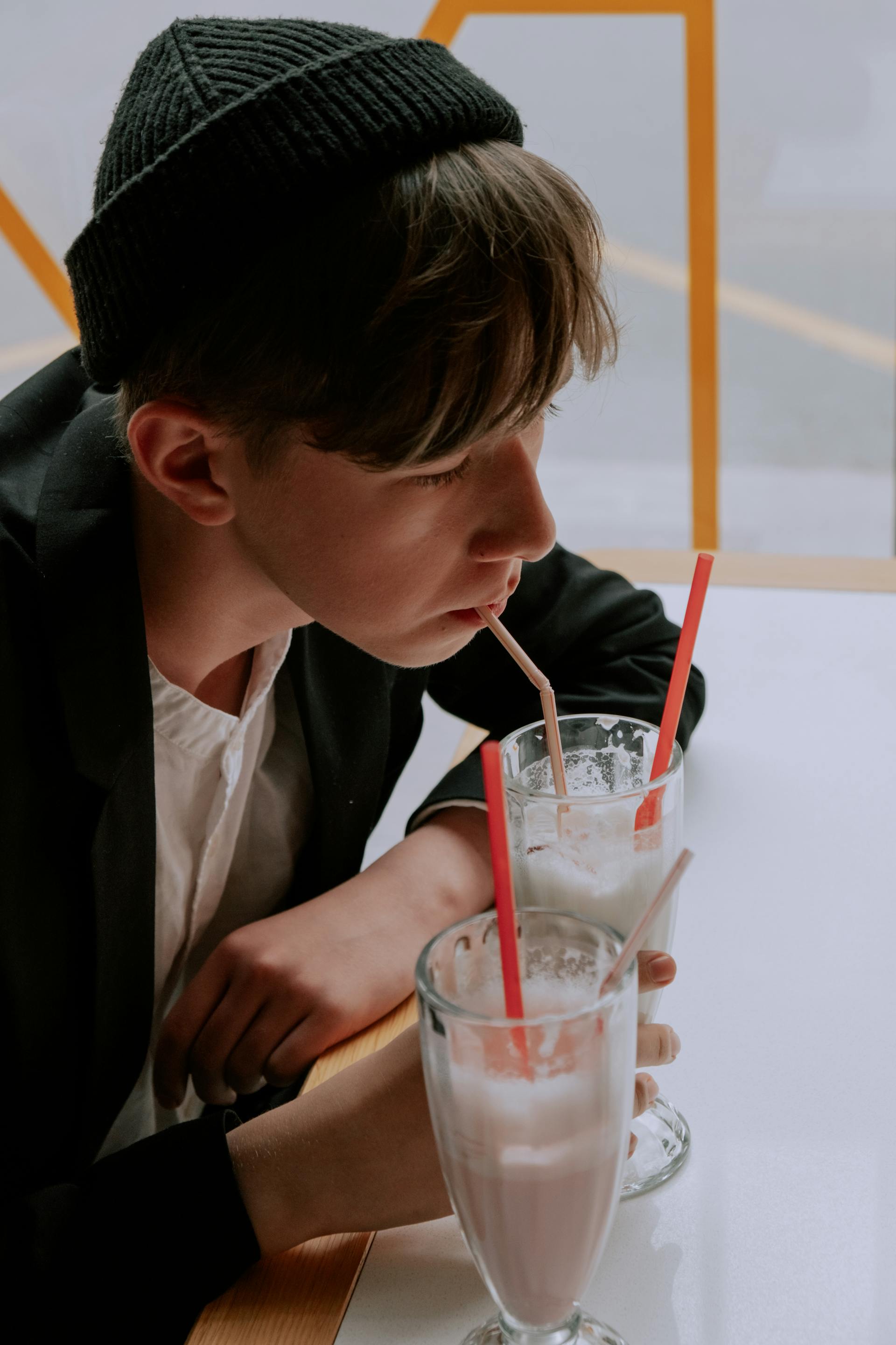 Un garçon qui boit un milkshake | Source : Pexels