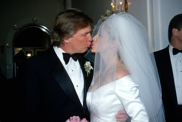 Donald Trump et Marla Maples au Plaza Hotel le 20 décembre 1993 à New York | Photo : Getty Images
