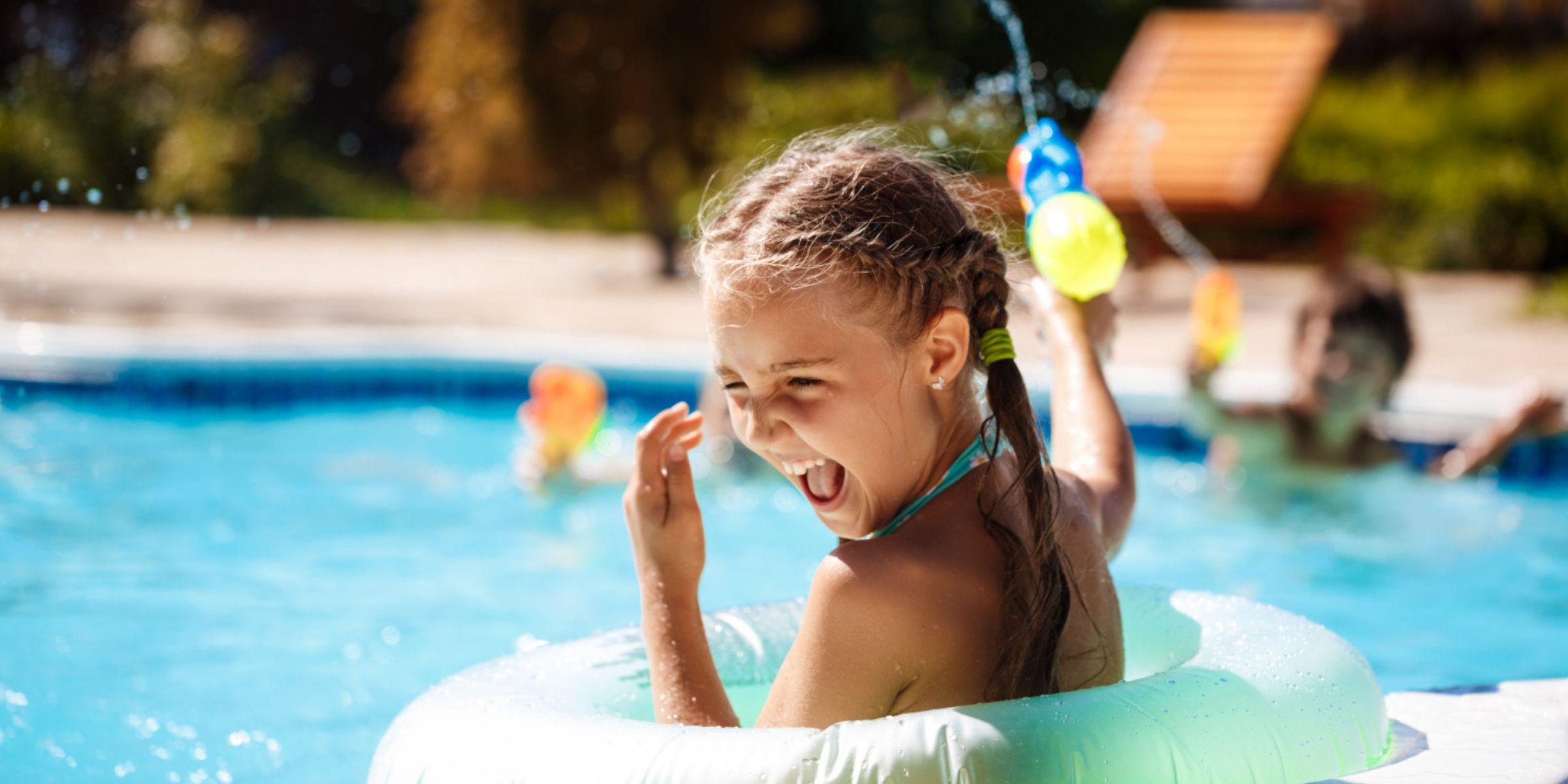Une petite fille qui s'amuse dans une piscine | Source : Magnific