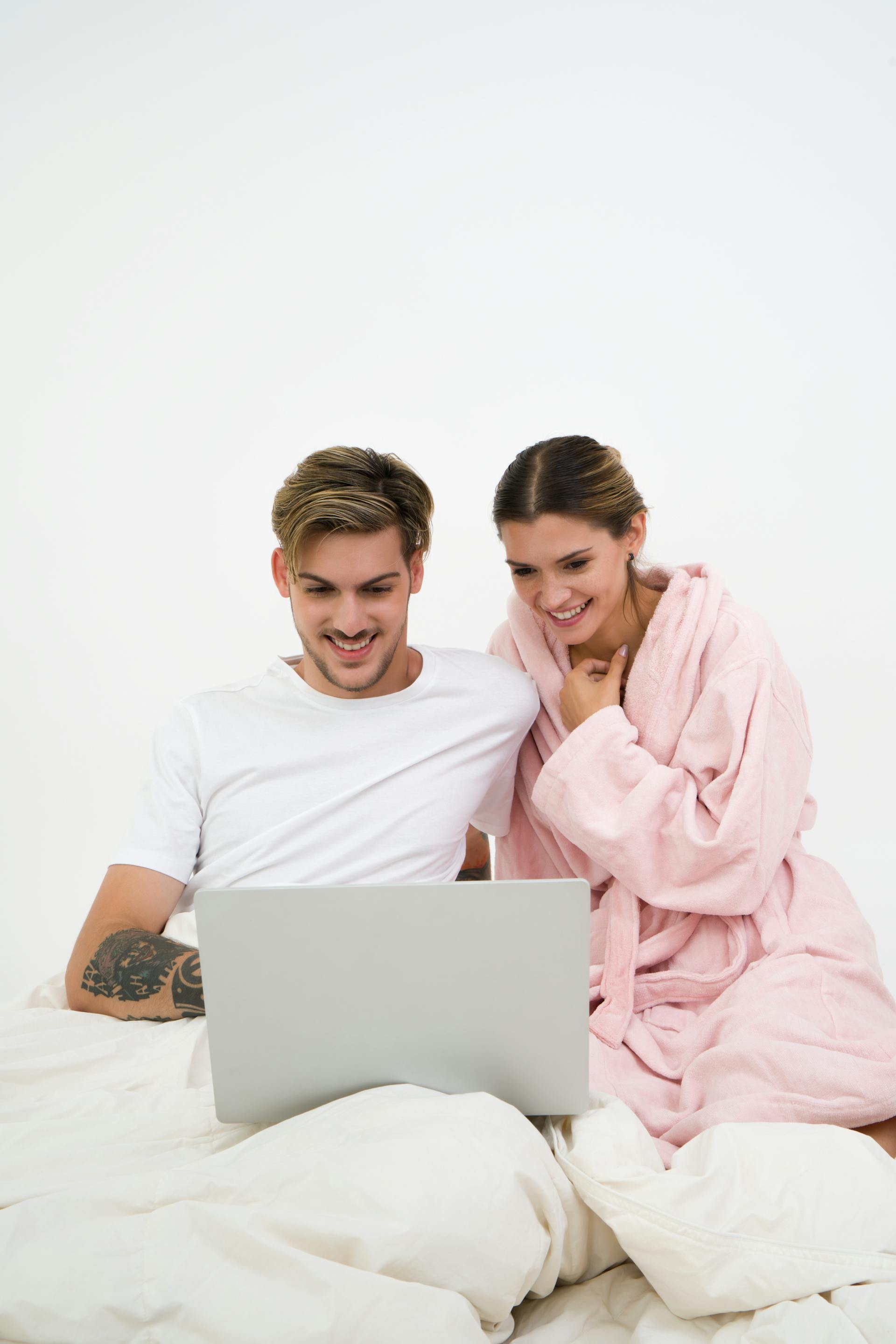 Un jeune couple utilisant un ordinateur portable | Source : Pexels