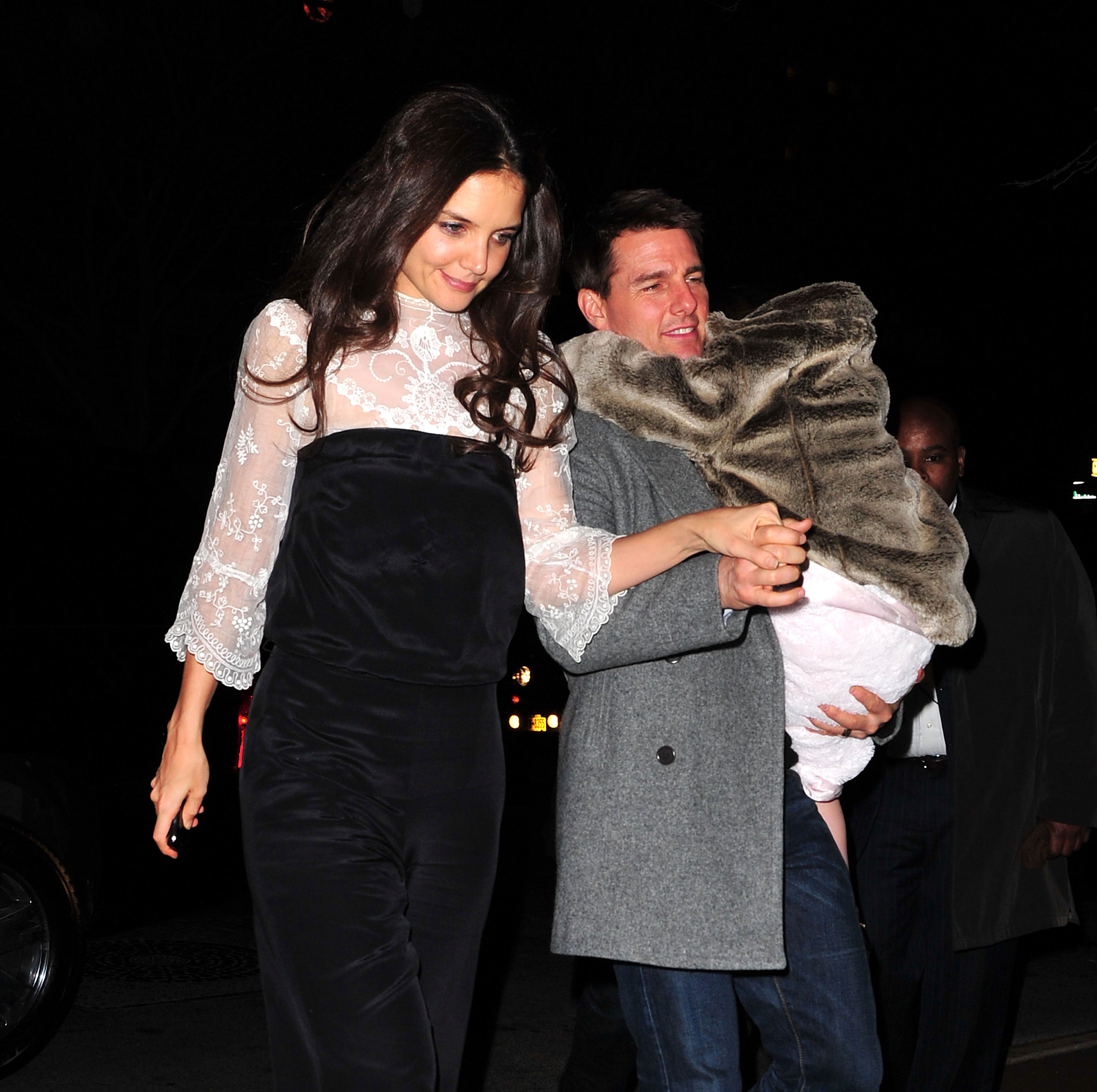 Katie Holmes, Tom Cruise et leur fille Suri Cruise aperçus lors d'une sortie à New York le 18 décembre 2011. | Source : Getty Images