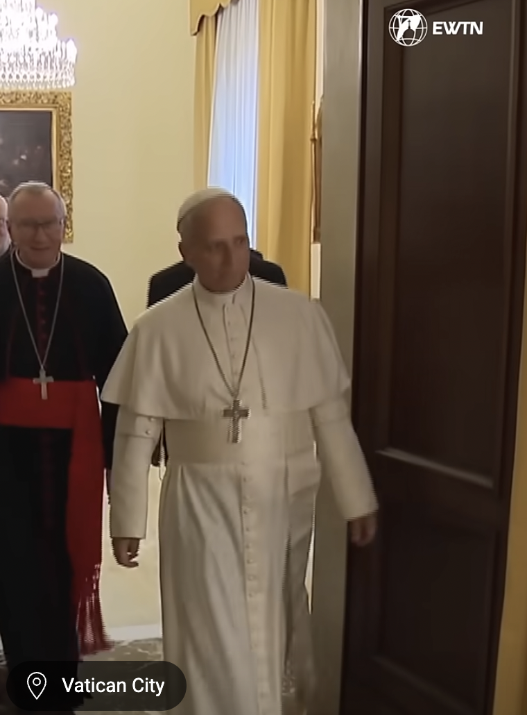 Le pape Léon XIV visitant l'appartement papal dans le palais apostolique d'après une vidéo datant du 12 mai 2025. | Source : YouTube/EWTNcatholictv