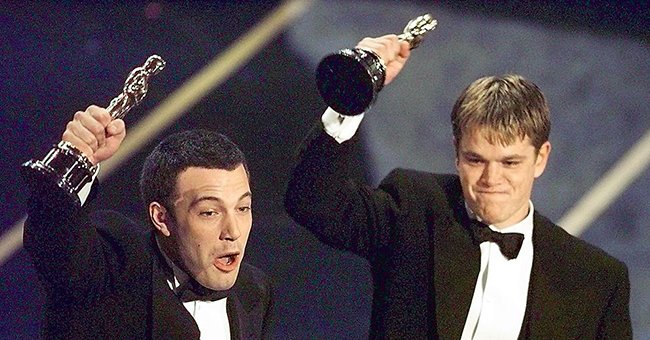 Ben Affleck et Matt Damon après avoir gagné dans la catégorie du scénario original lors de la 70e cérémonie des Oscars, le 24 mars 1998 | Source : Getty Images