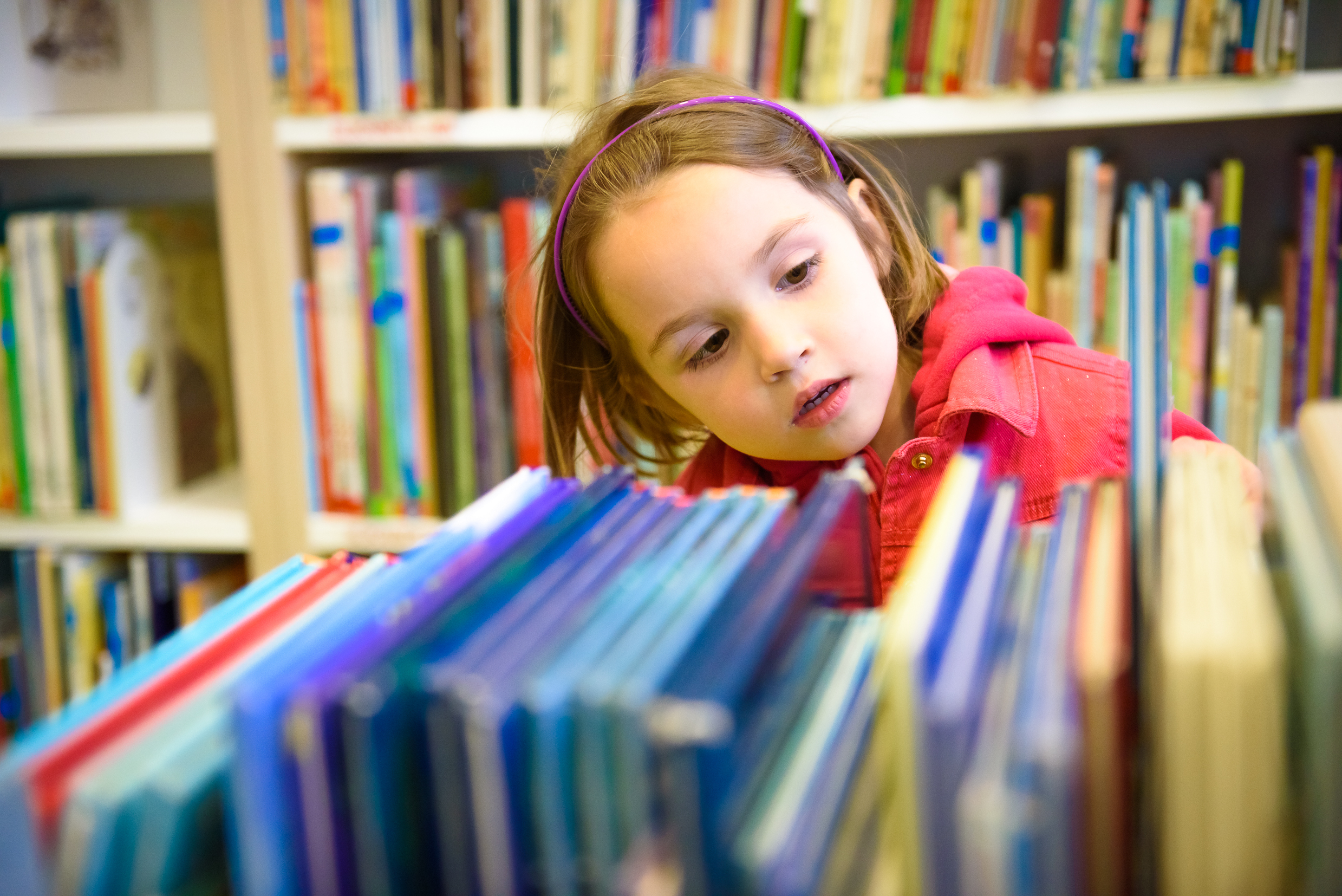 Uma menina em uma biblioteca | Fonte: Shutterstock