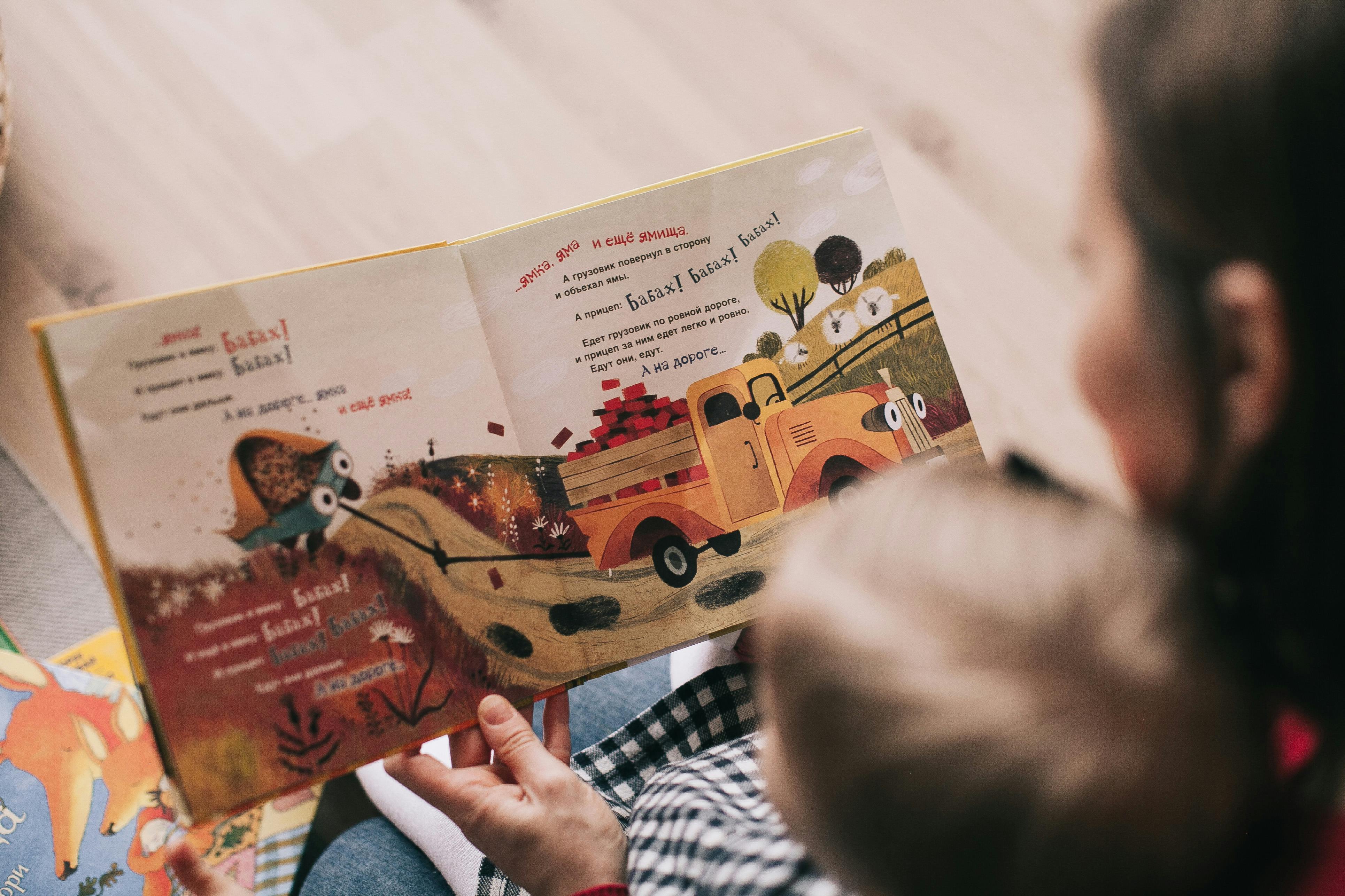Une femme lisant un livre à un enfant | Source : Pexels