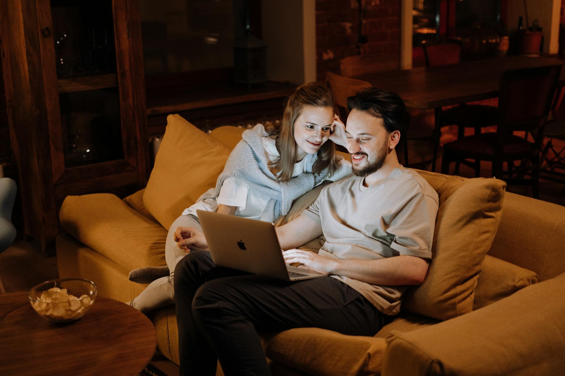 Un couple qui se détend ensemble | Source : Pexels