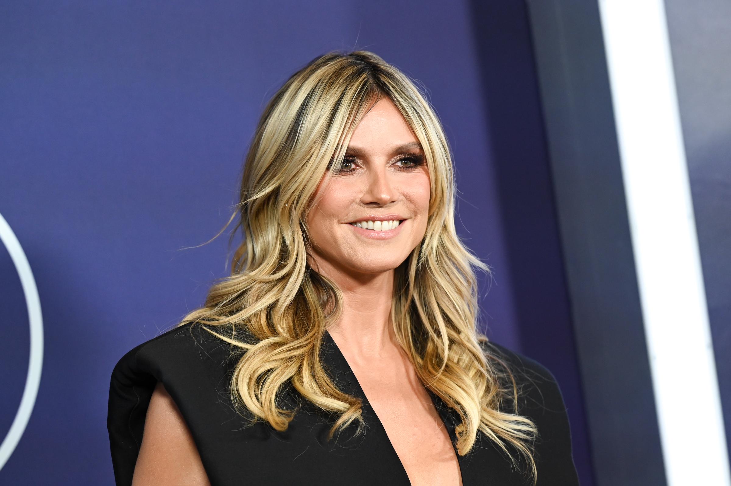 Heidi Klum affiche un sourire éclatant sur le tapis rouge des AMAs, ses boucles souples encadrant un maquillage bronzé avec des yeux charbonneux et des lèvres nude qui équilibrent son glam sans effort.