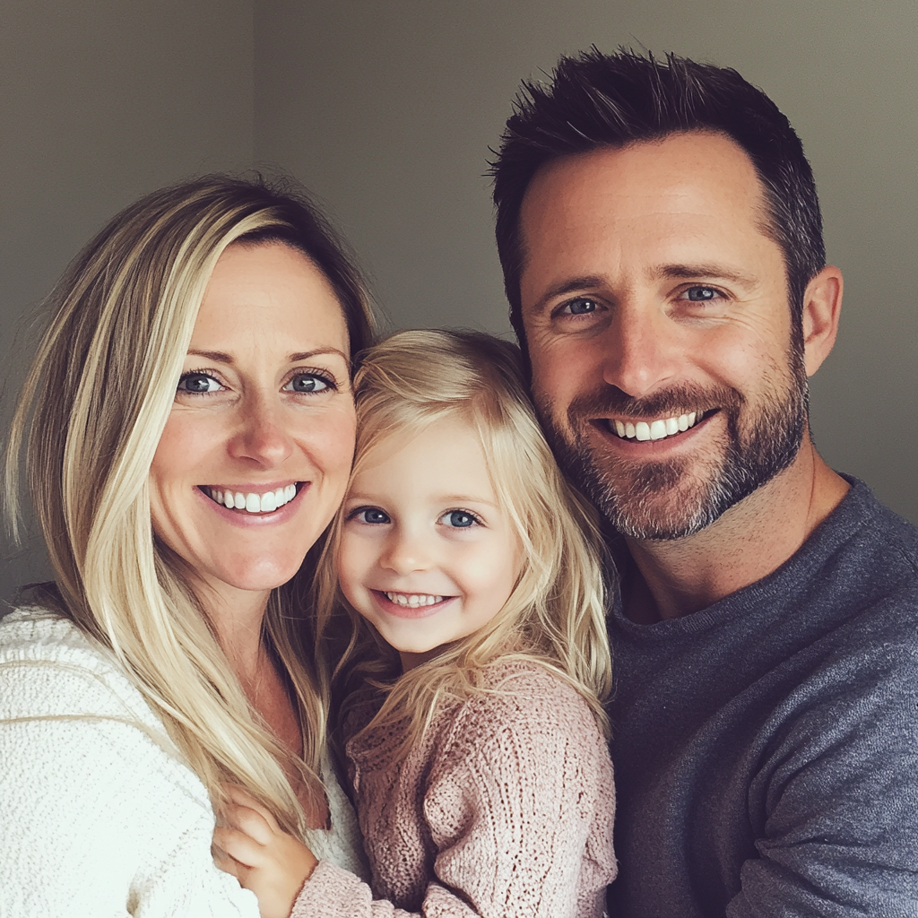 Un couple souriant avec leur fille | Source : Midjourney