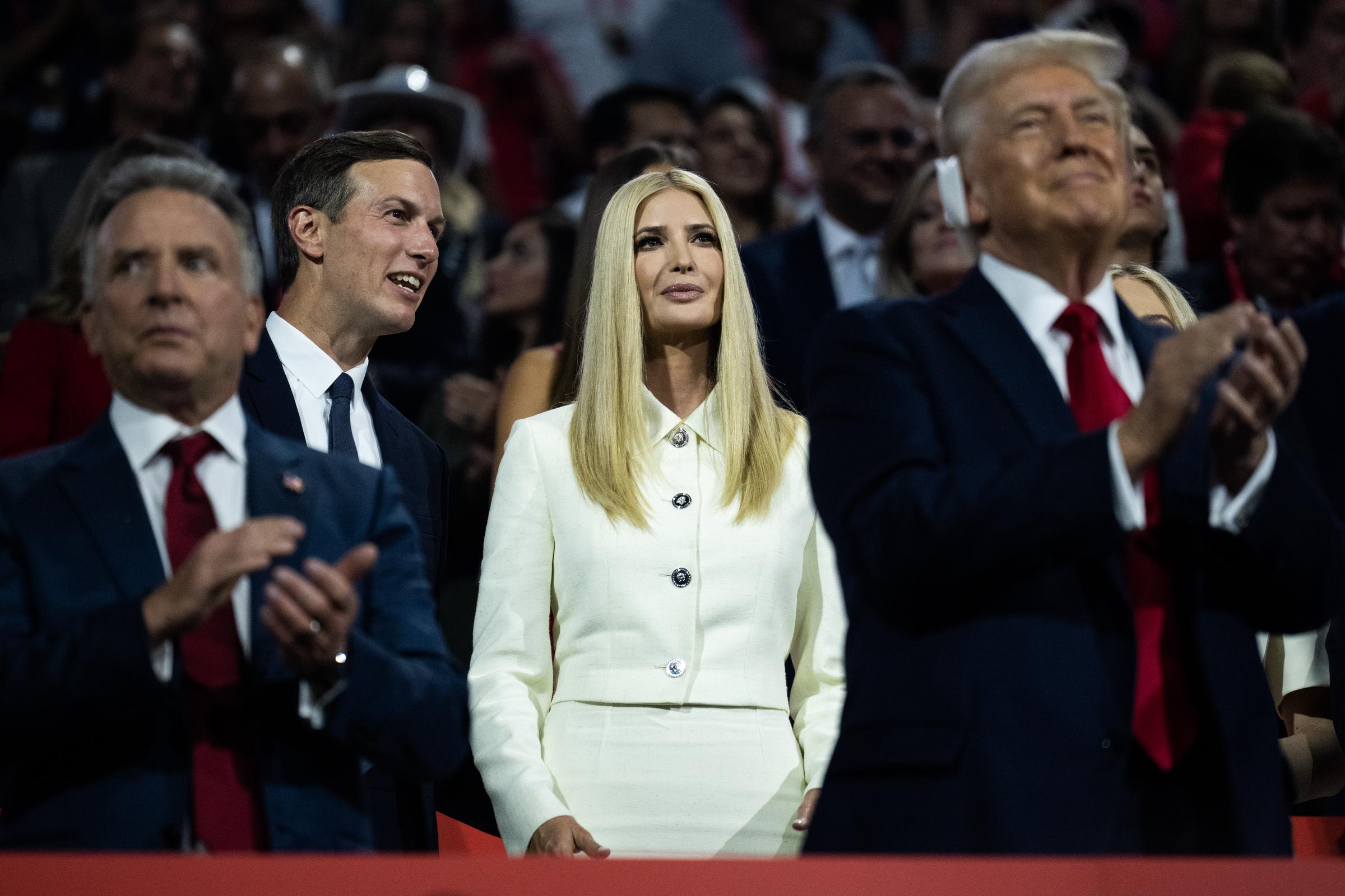Jared Kushner, Ivanka et Donald Trump photographiés lors de la dernière nuit de la convention nationale républicaine, le 18 juillet 2024, à Milwaukee, dans le Wisconsin. | Source : Getty Images