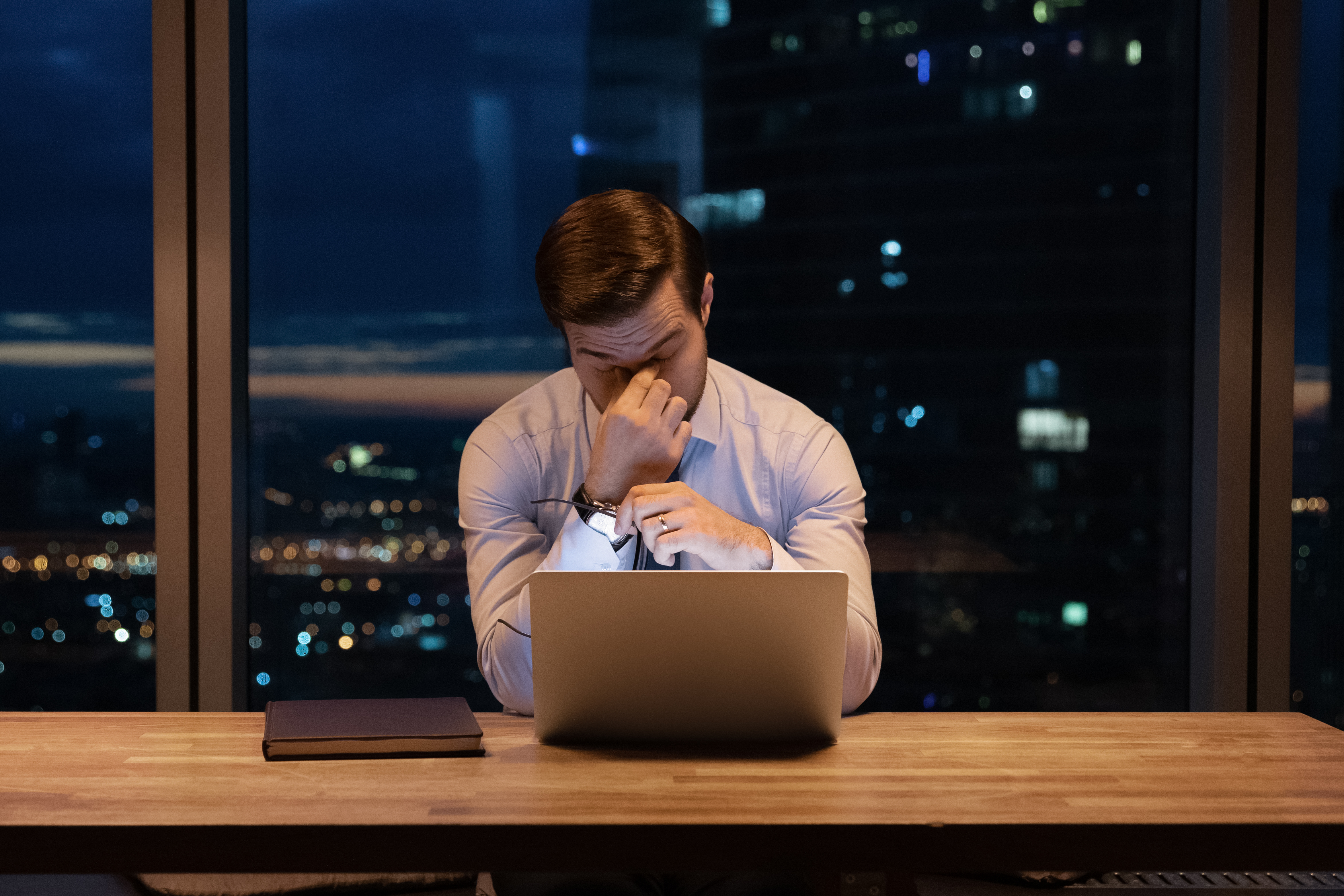 Um homem estressado trabalhando à noite |  Fonte: Shutterstock