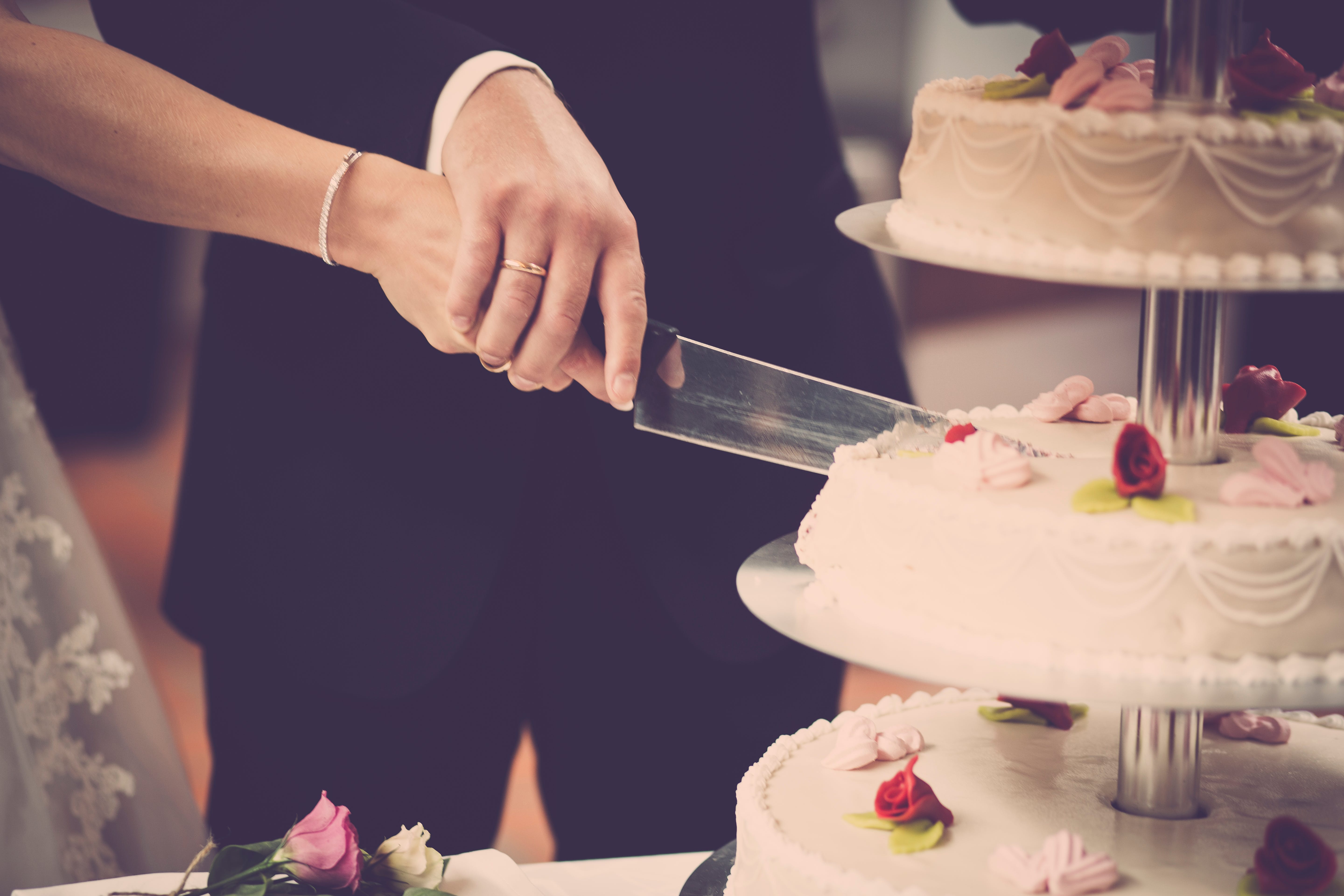 Un couple découpe son gâteau de mariage | Source : Pexels